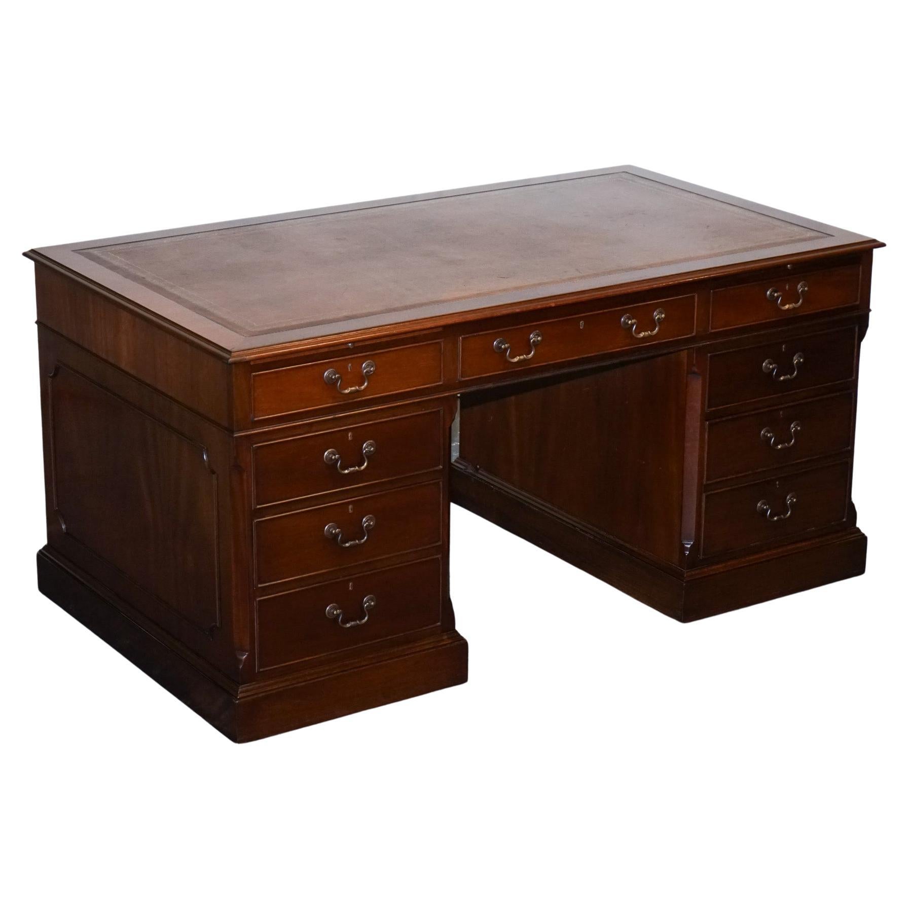 STUNNING LARGE TWiN PEDESTAL DESK BROWN LEATHER TOP SLIDING OUT TRAYS 8 DRAWERS For Sale