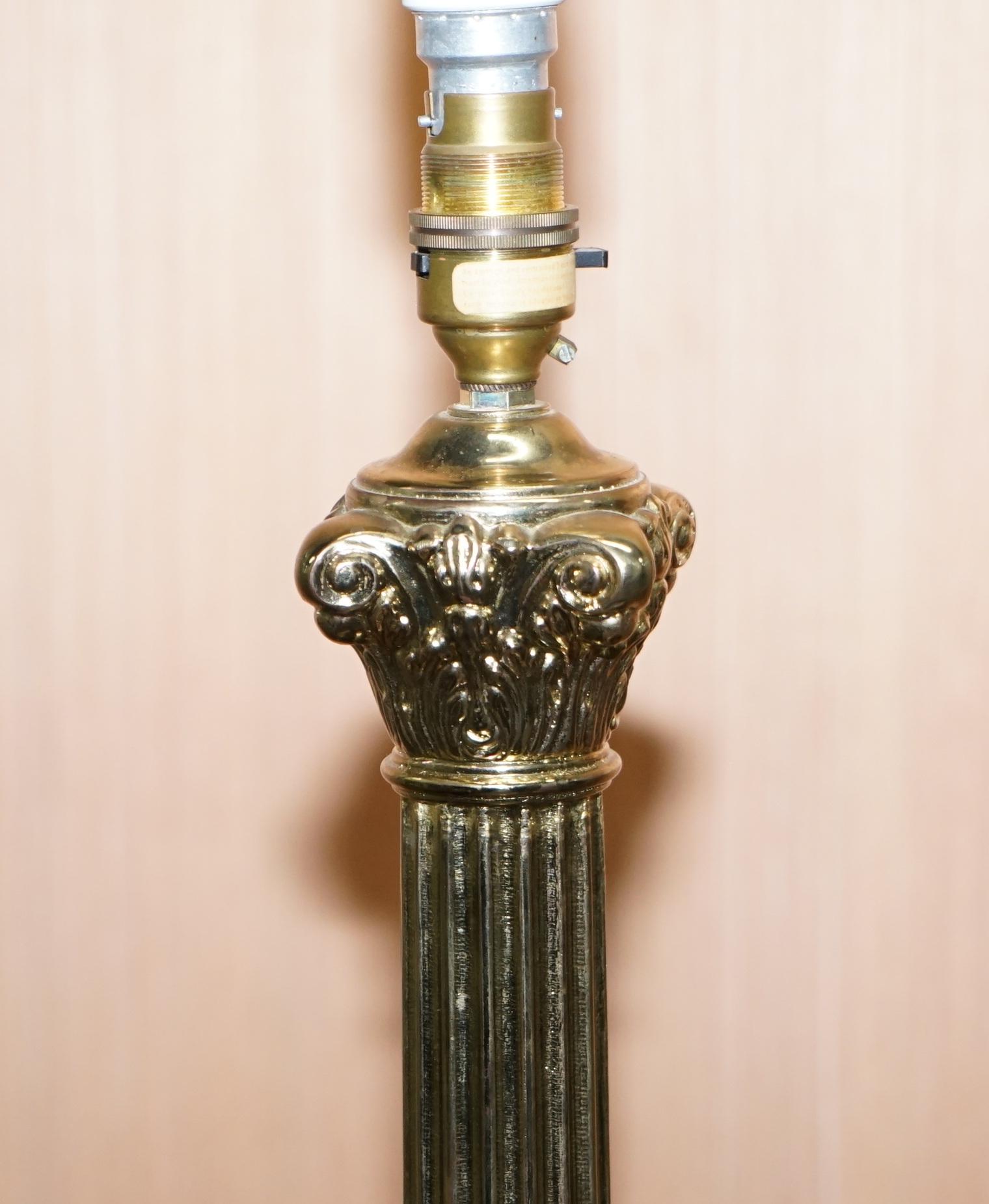 Atemberaubende große korinthische Säulenlampe aus Messing im Vintage-Stil mit geschwungenen Kanten 1