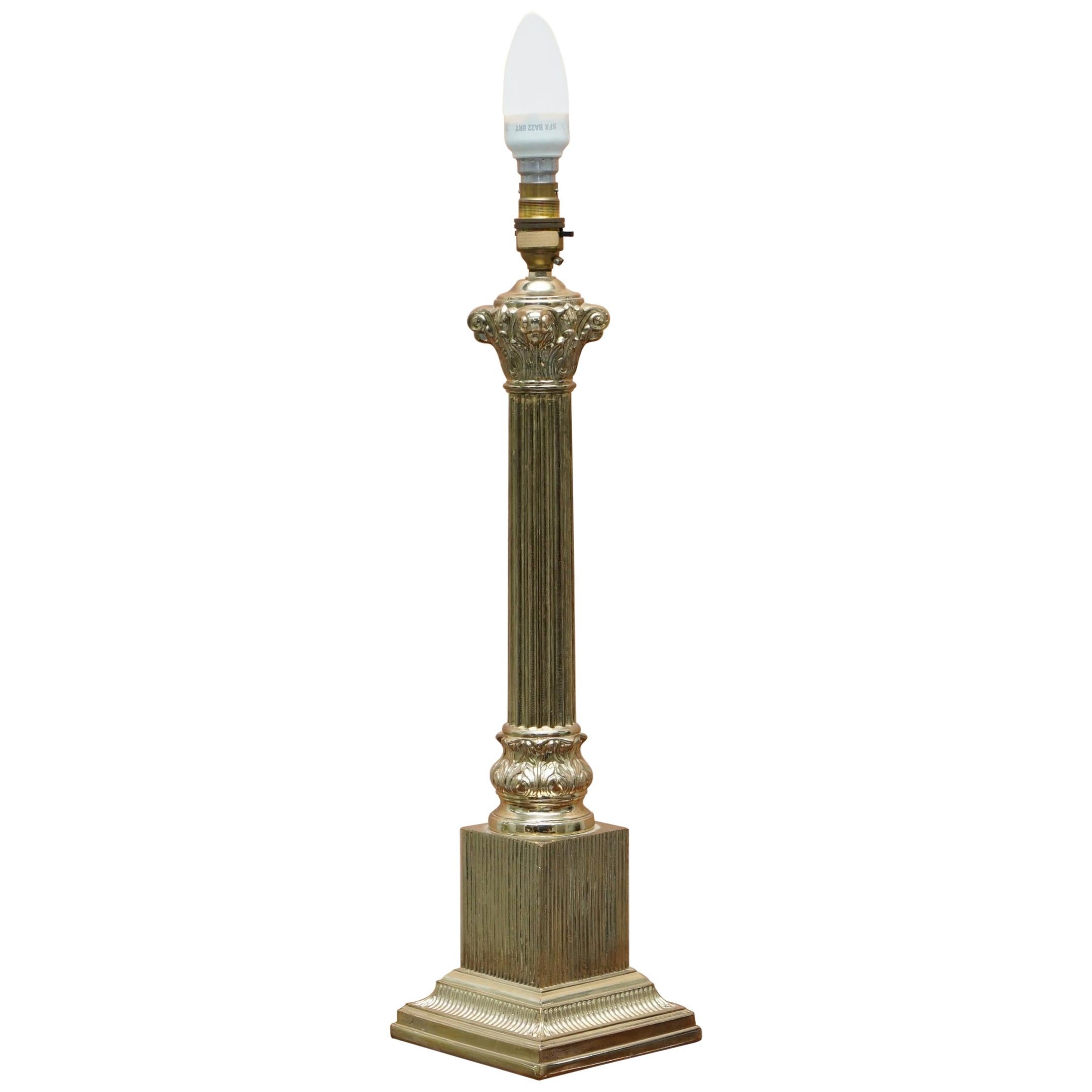 Atemberaubende große korinthische Säulenlampe aus Messing im Vintage-Stil mit geschwungenen Kanten