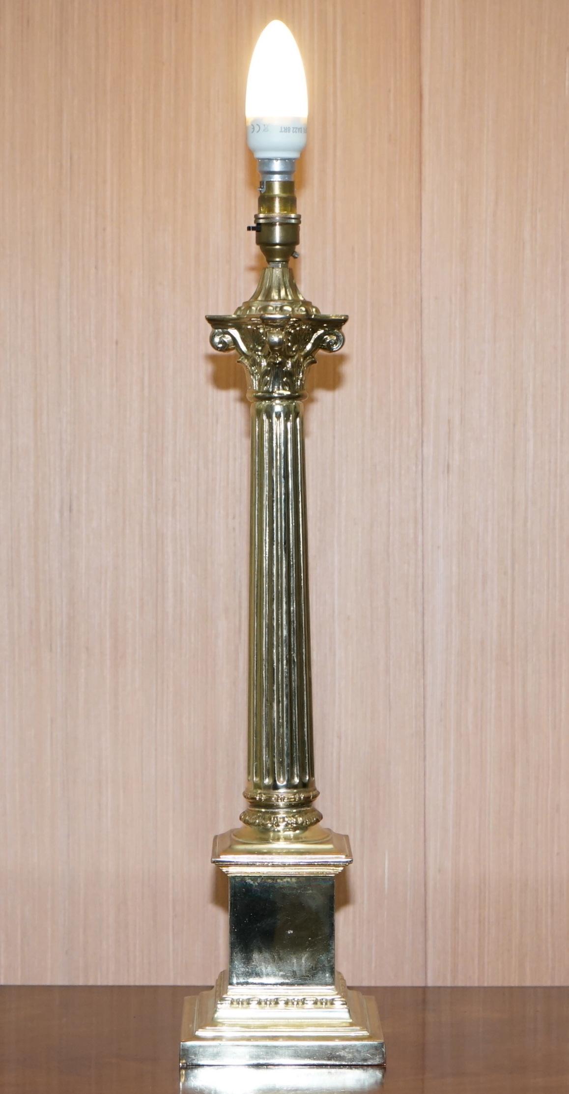 Wir freuen uns, diese wunderschöne korinthische Säulenlampe aus poliertem Messing zum Verkauf anbieten zu können.

Ein sehr gut aussehendes und dekoratives Stück, der Stil ist ziemlich neutral, so dass es in jeder Umgebung erstaunlich aussehen