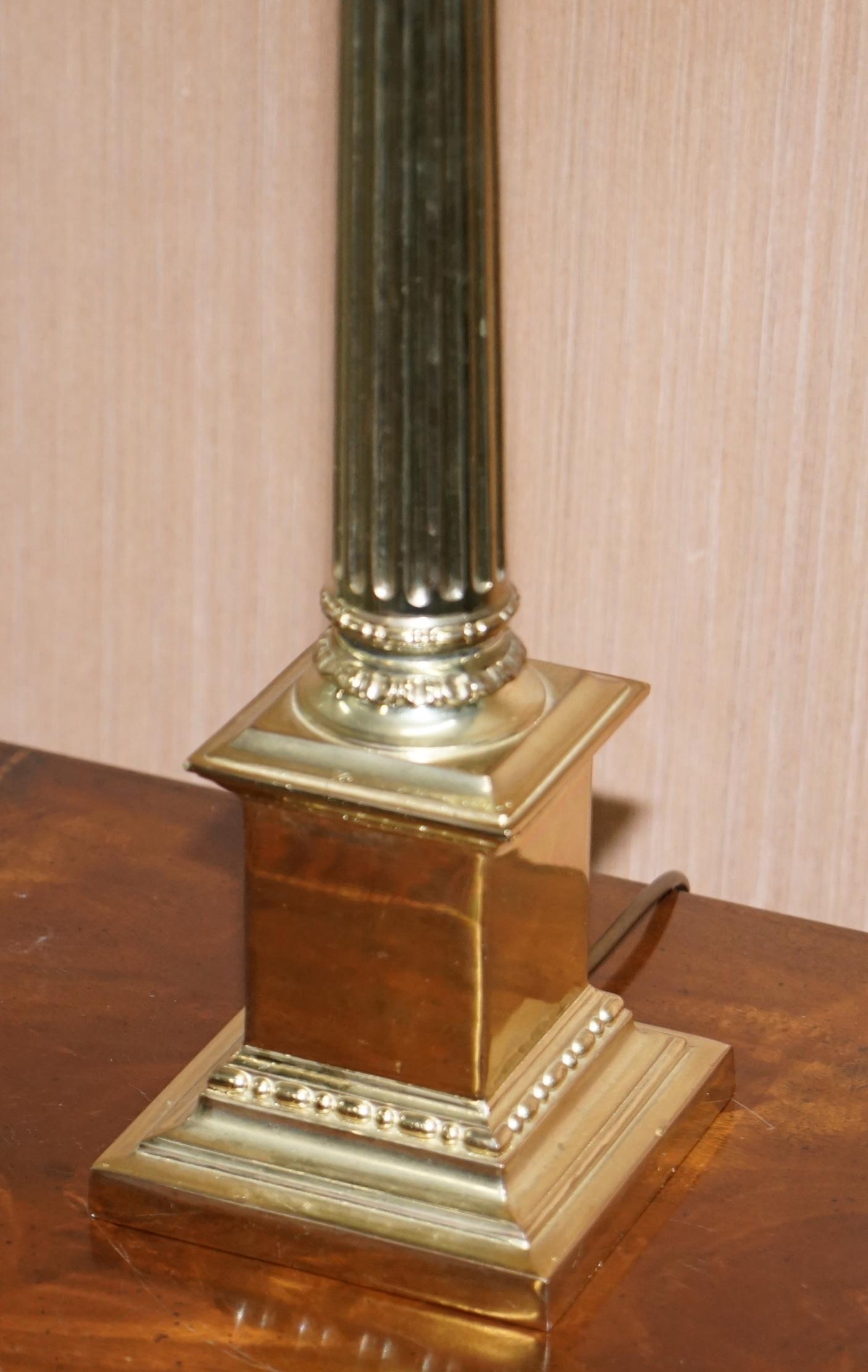 Atemberaubende große korinthische Vintage-Lampe aus Messing mit schönen geraden Kanten (Moderne) im Angebot