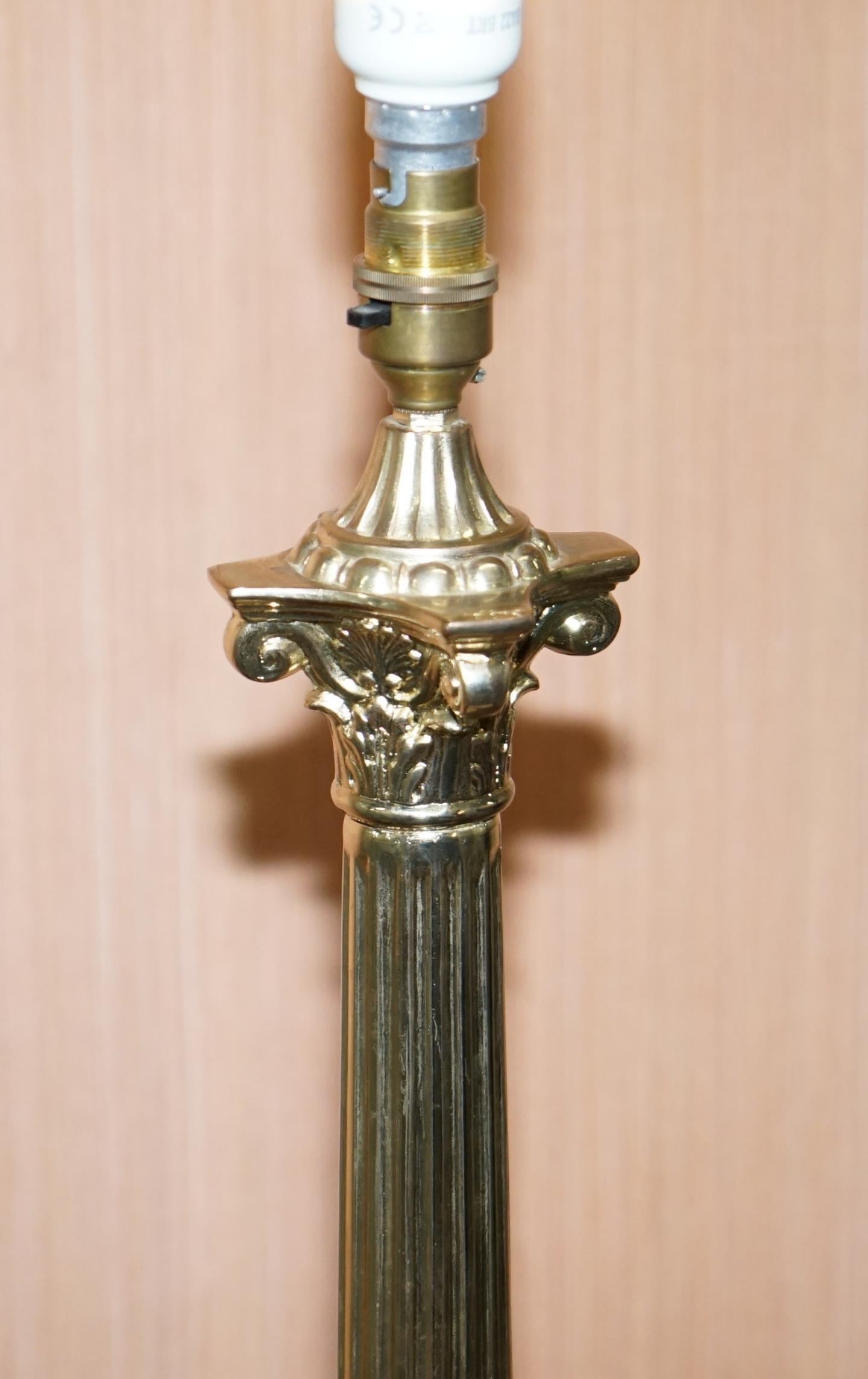 Atemberaubende große korinthische Vintage-Lampe aus Messing mit schönen geraden Kanten (Englisch) im Angebot