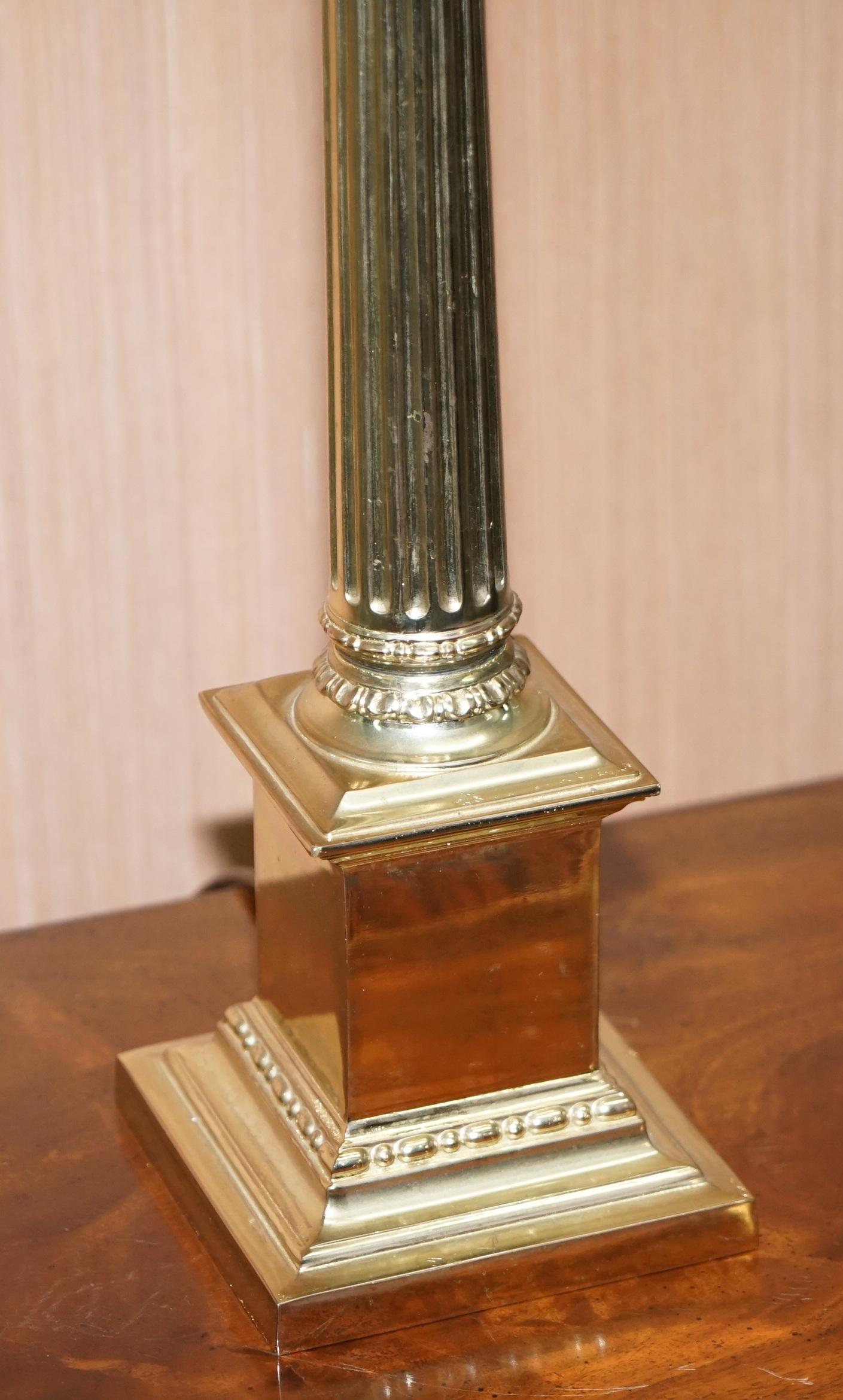 Atemberaubende große korinthische Vintage-Lampe aus Messing mit schönen geraden Kanten (Handgefertigt) im Angebot