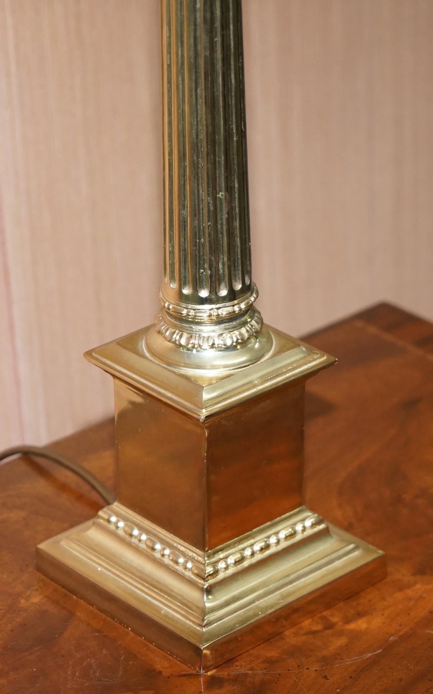 Atemberaubende große korinthische Vintage-Lampe aus Messing mit schönen geraden Kanten (20. Jahrhundert) im Angebot