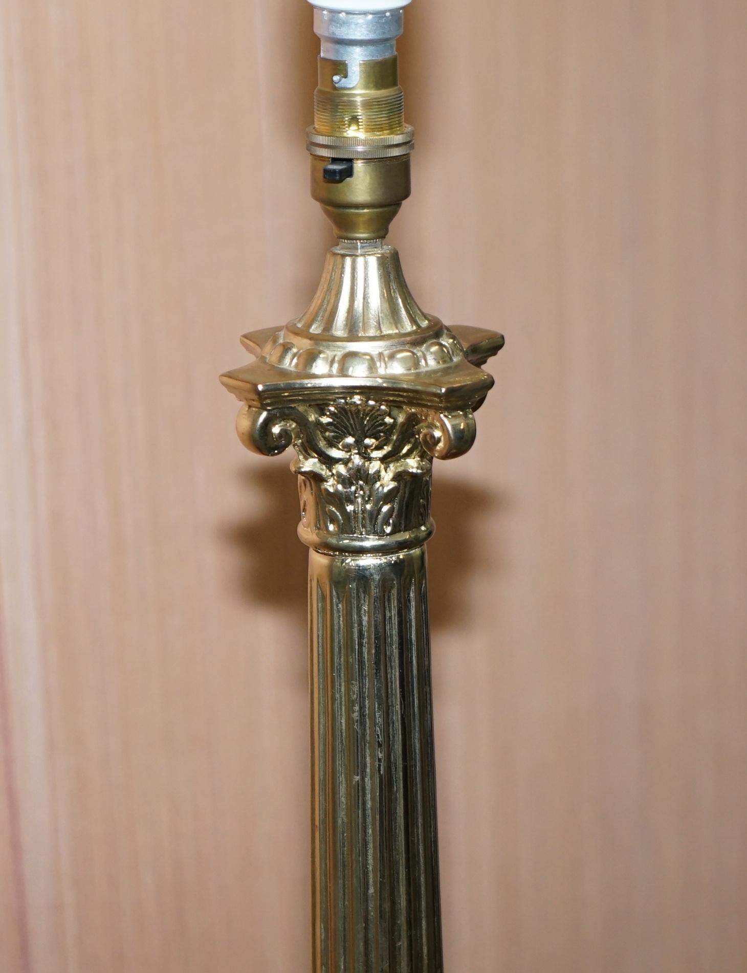 Atemberaubende große korinthische Vintage-Lampe aus Messing mit schönen geraden Kanten im Angebot 1