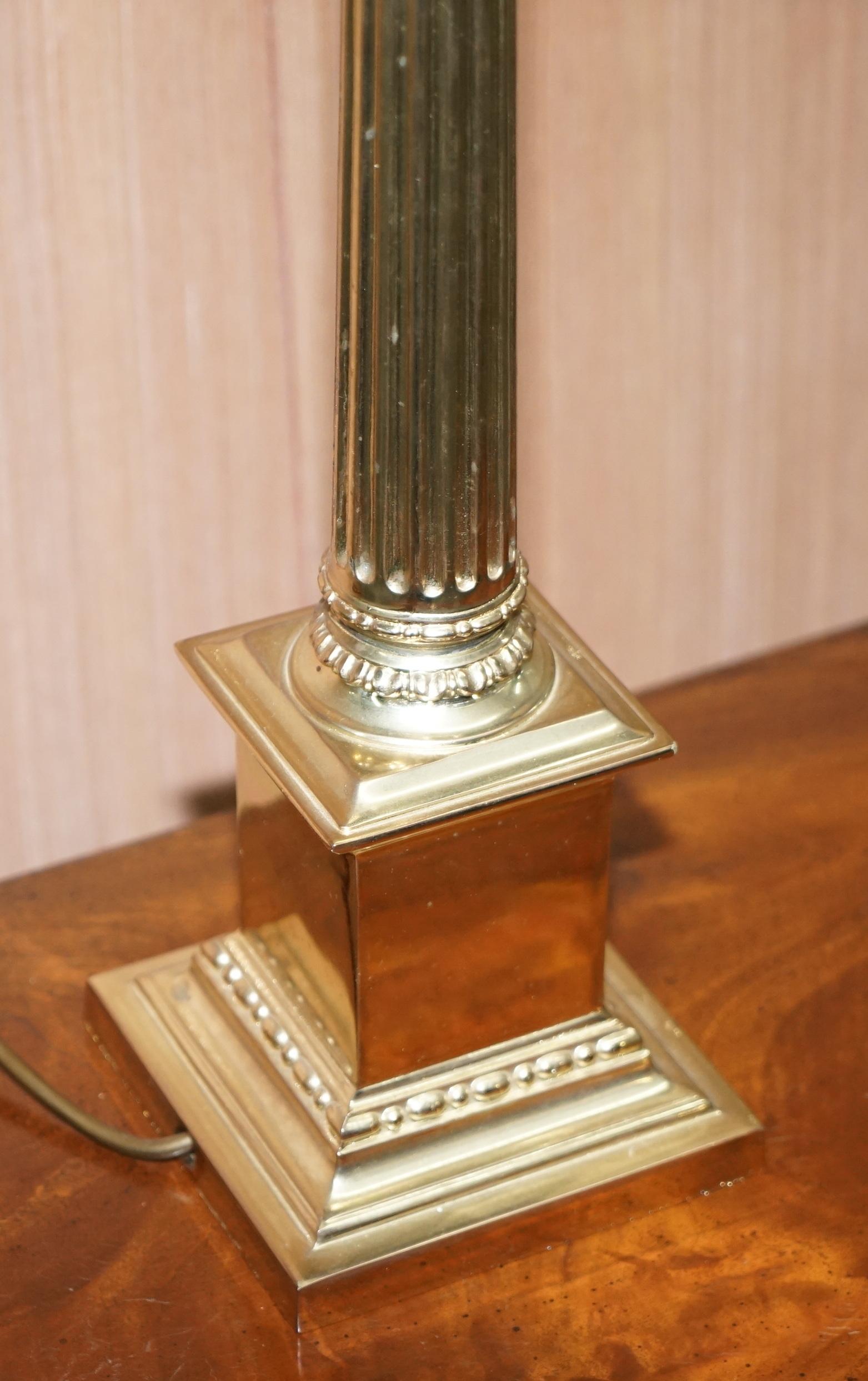 Atemberaubende große korinthische Vintage-Lampe aus Messing mit schönen geraden Kanten im Angebot 3