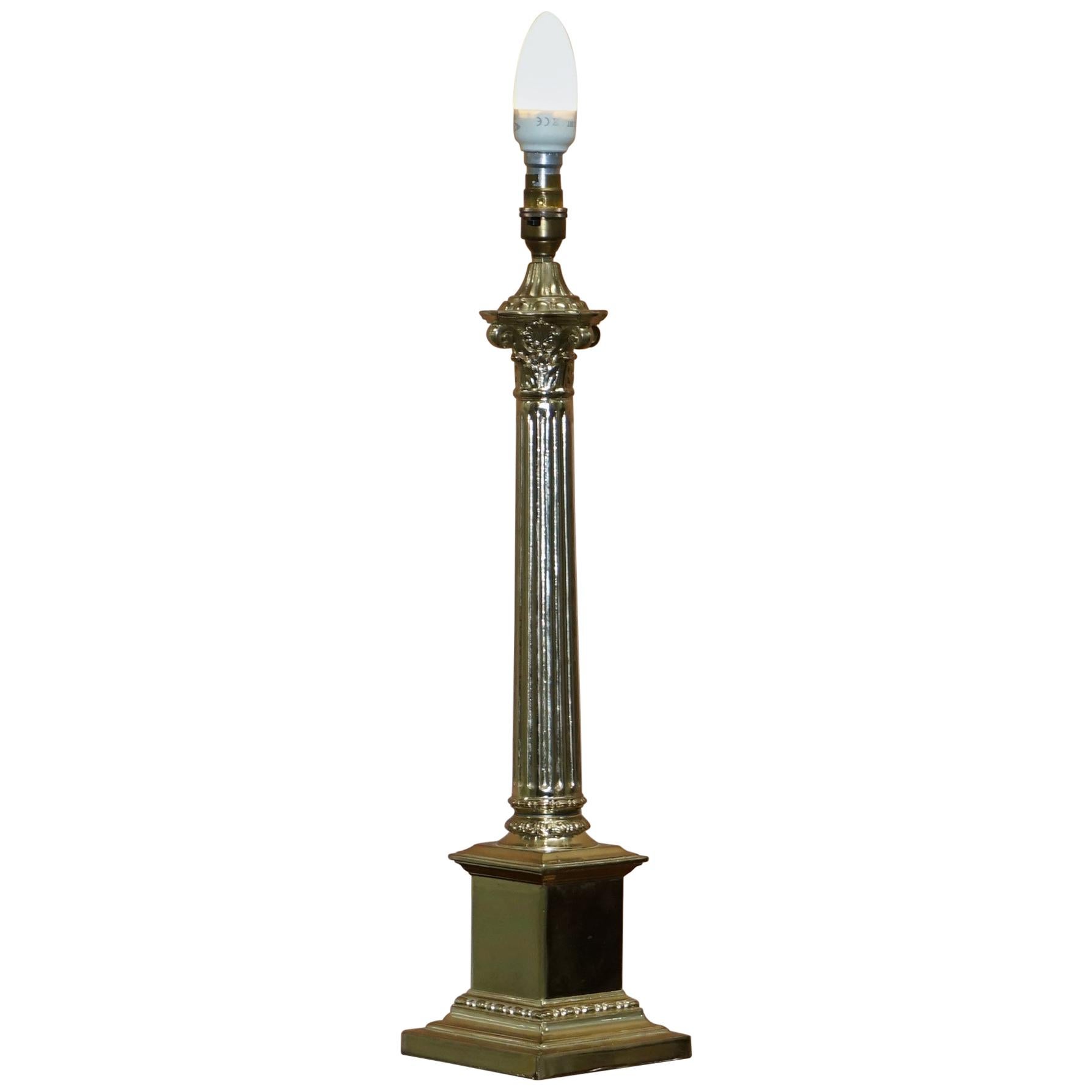 Atemberaubende große korinthische Vintage-Lampe aus Messing mit schönen geraden Kanten