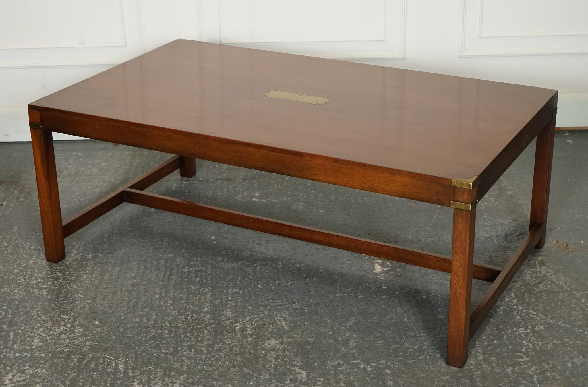 
Dieser atemberaubende große Vintage-Couchtisch von Harrods London Kennedy Military Campaigner ist ein bemerkenswertes Stück, das Eleganz mit historischem Charme verbindet. 

Der Campaigner ist aus hochwertigem Holz gefertigt und besticht durch sein