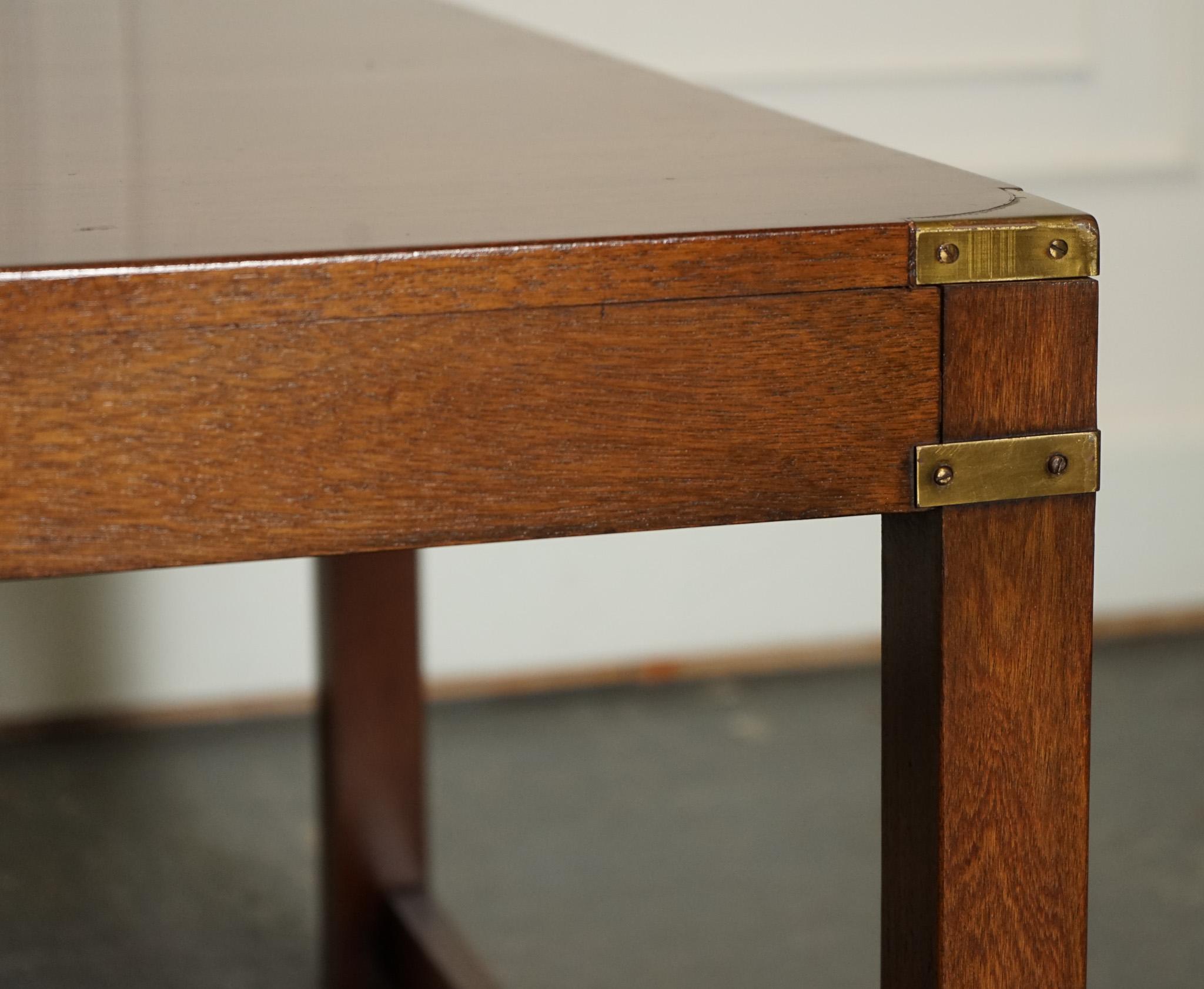 STUNNING LARGE VINTAGE HARRODS LONDON KENNEDY MILITARY CAMPAiGN COFFEE TABLE im Zustand „Gut“ im Angebot in Pulborough, GB