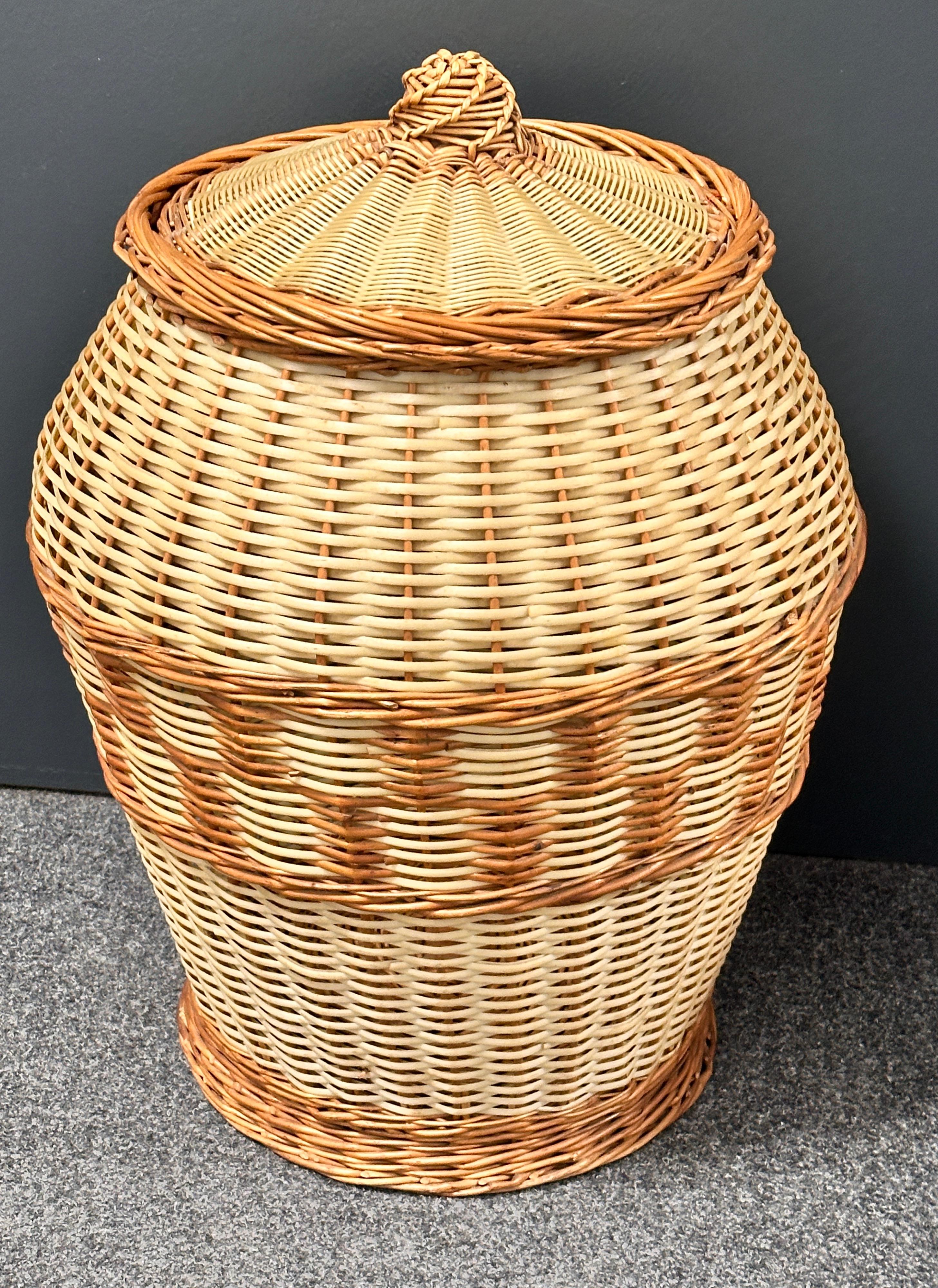 Stunning Large Vintage Midcentury Wicker Laundry Basket Hamper, 1970s, Italy For Sale 3
