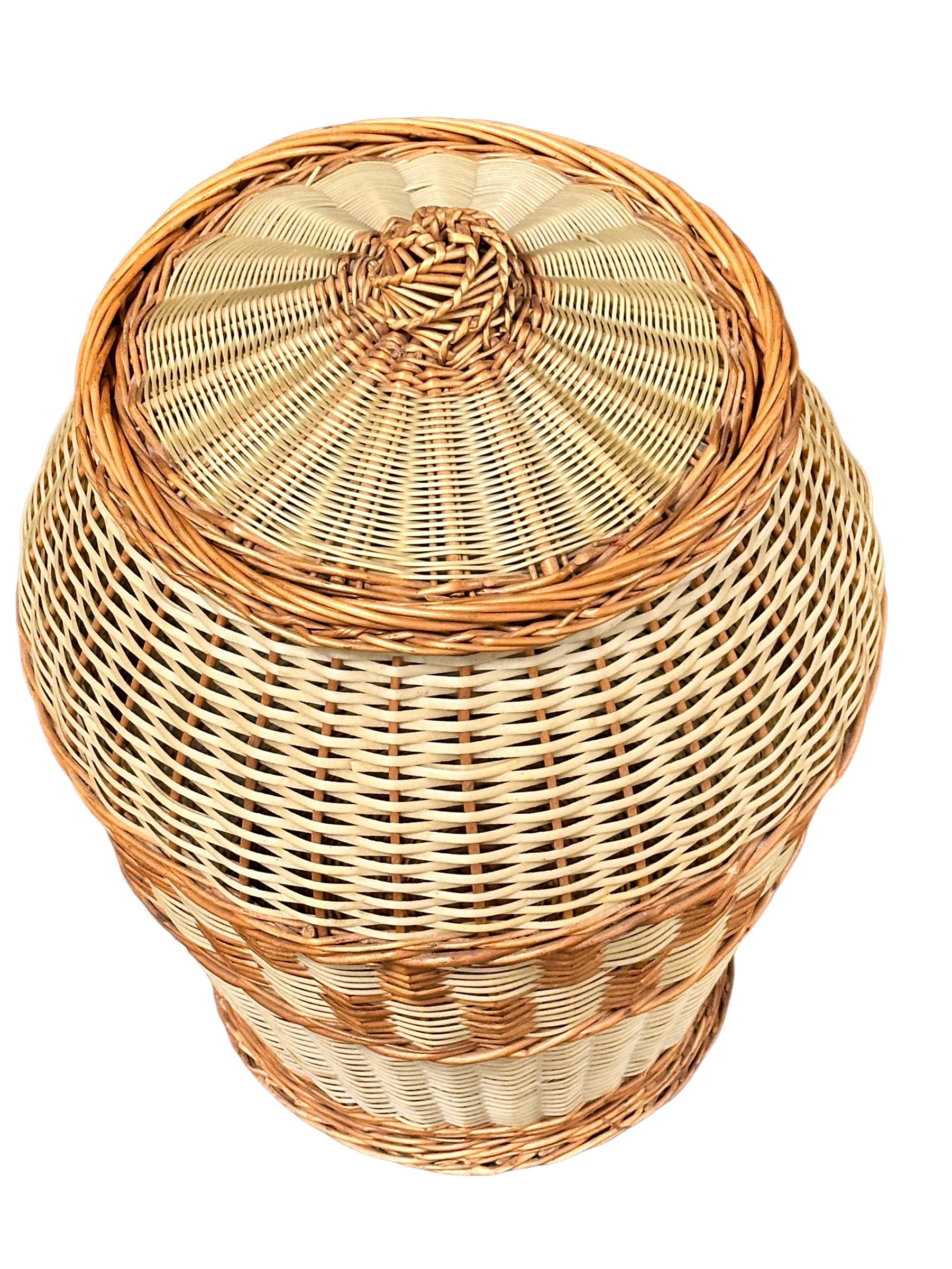Hand-Crafted Stunning Large Vintage Midcentury Wicker Laundry Basket Hamper, 1970s, Italy For Sale