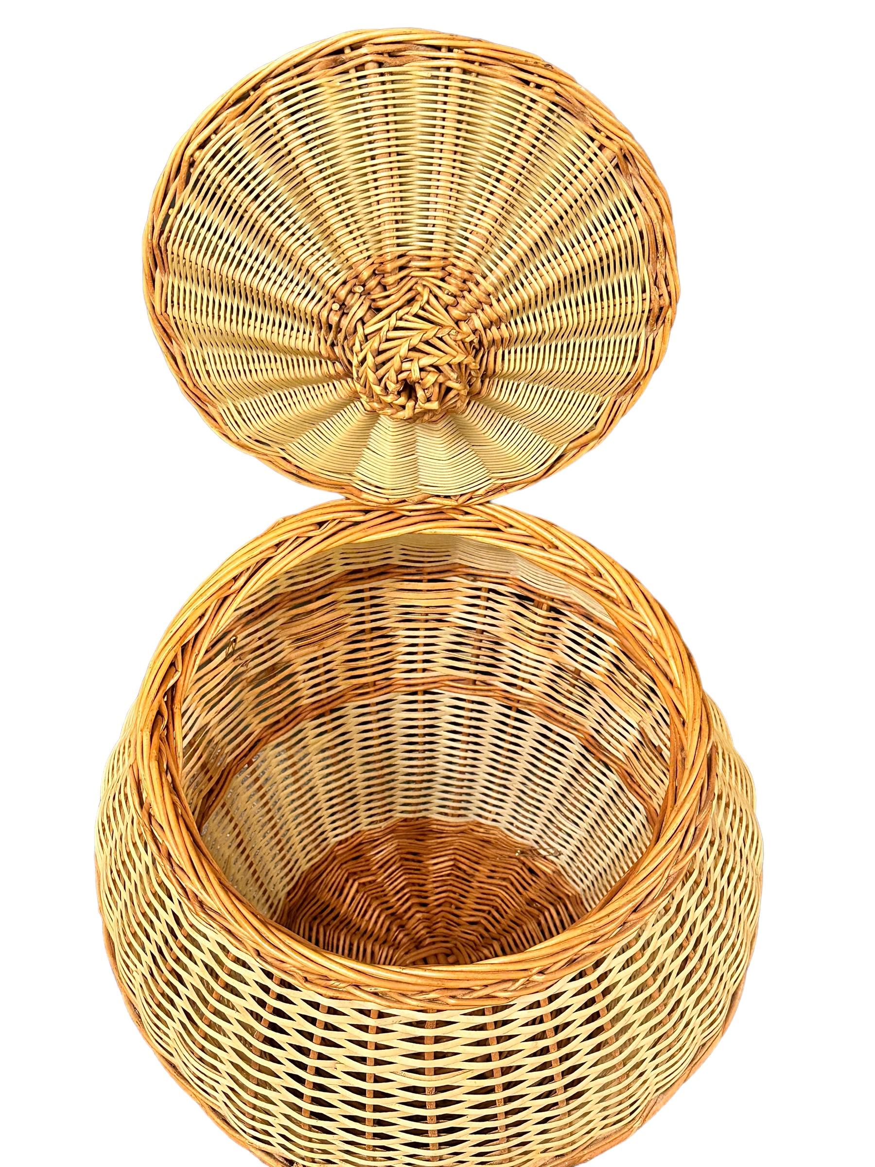 Stunning Large Vintage Midcentury Wicker Laundry Basket Hamper, 1970s, Italy In Good Condition For Sale In Nuernberg, DE