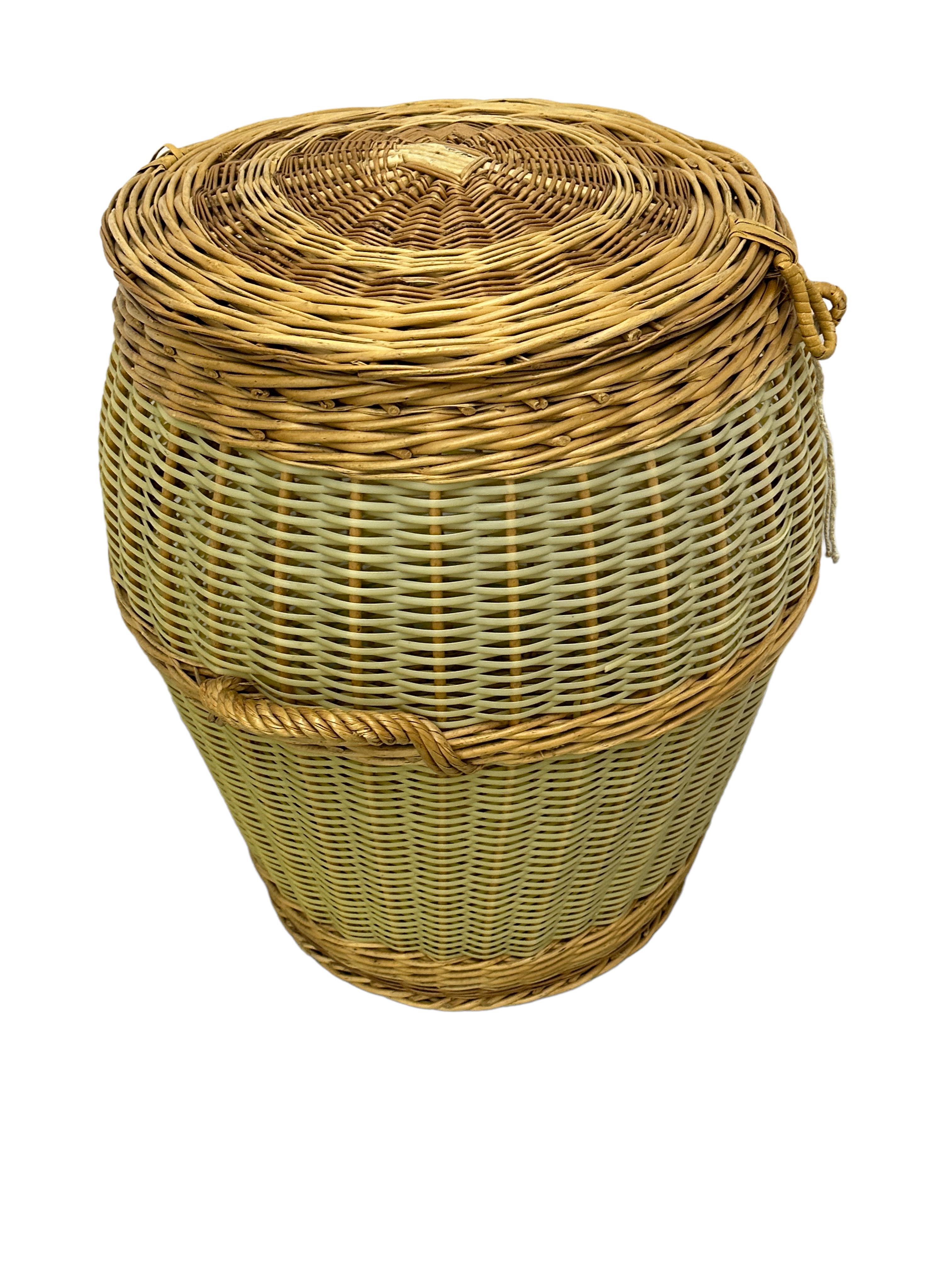 Stunning Large Vintage Midcentury Wicker Laundry Basket Hamper, 1970s, Italy In Good Condition In Nuernberg, DE