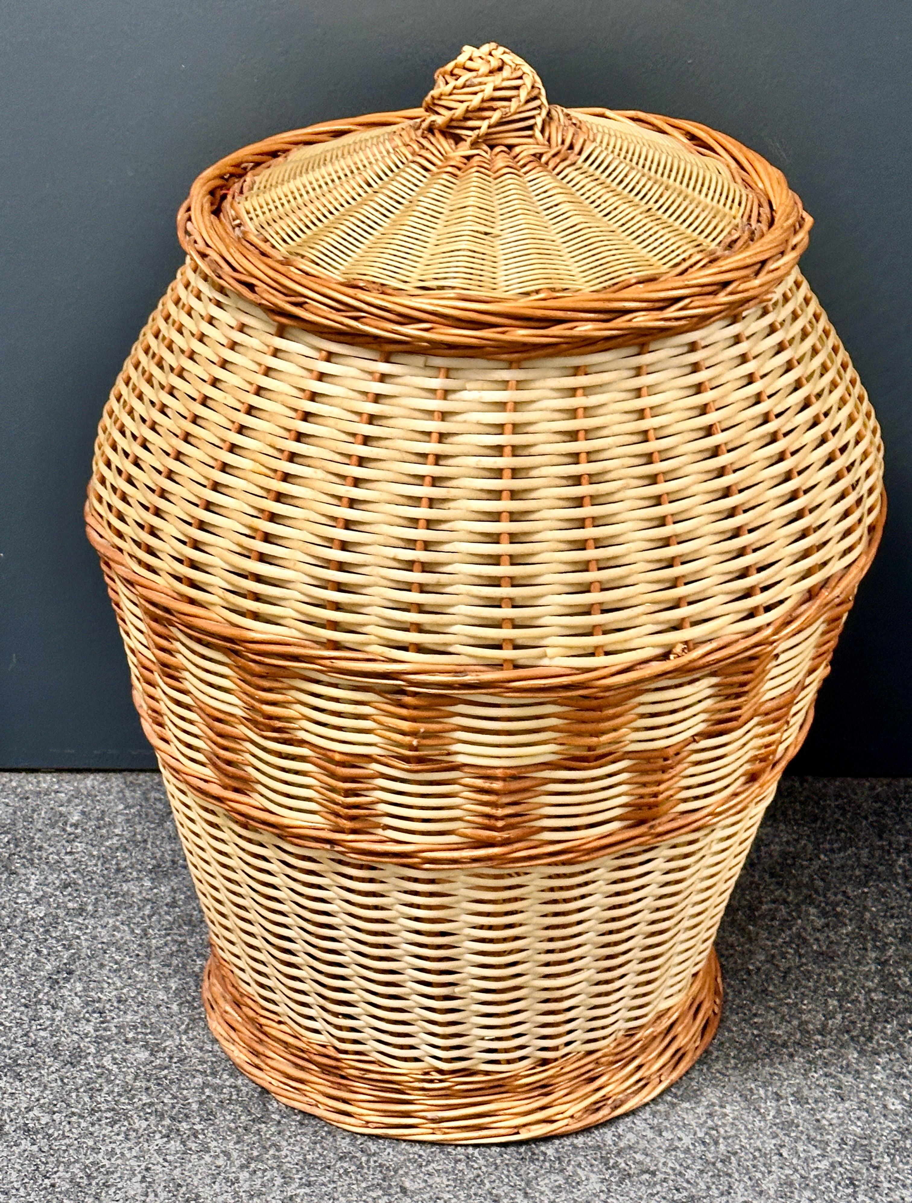 Stunning Large Vintage Midcentury Wicker Laundry Basket Hamper, 1970s, Italy For Sale 1