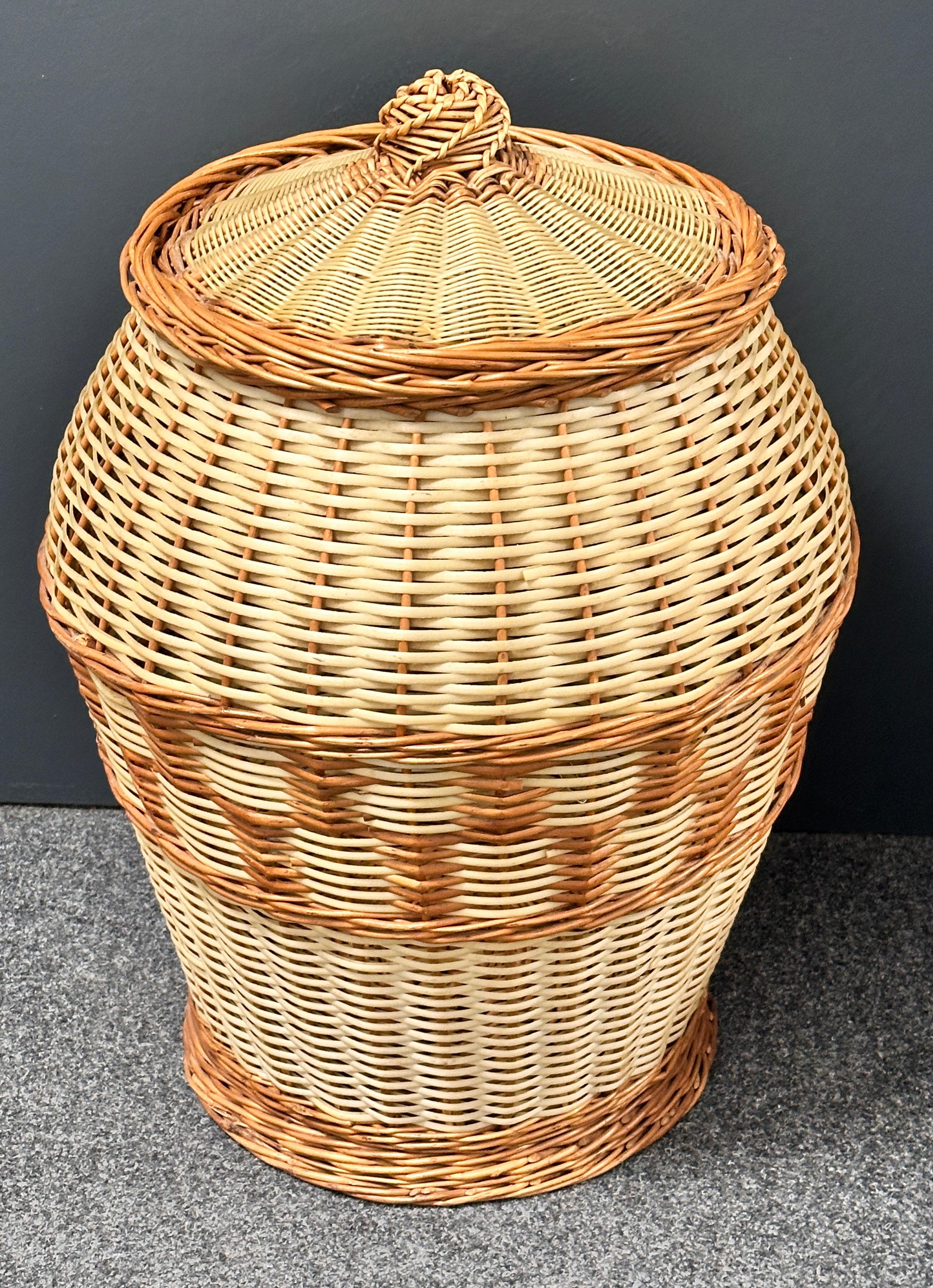 Stunning Large Vintage Midcentury Wicker Laundry Basket Hamper, 1970s, Italy For Sale 2