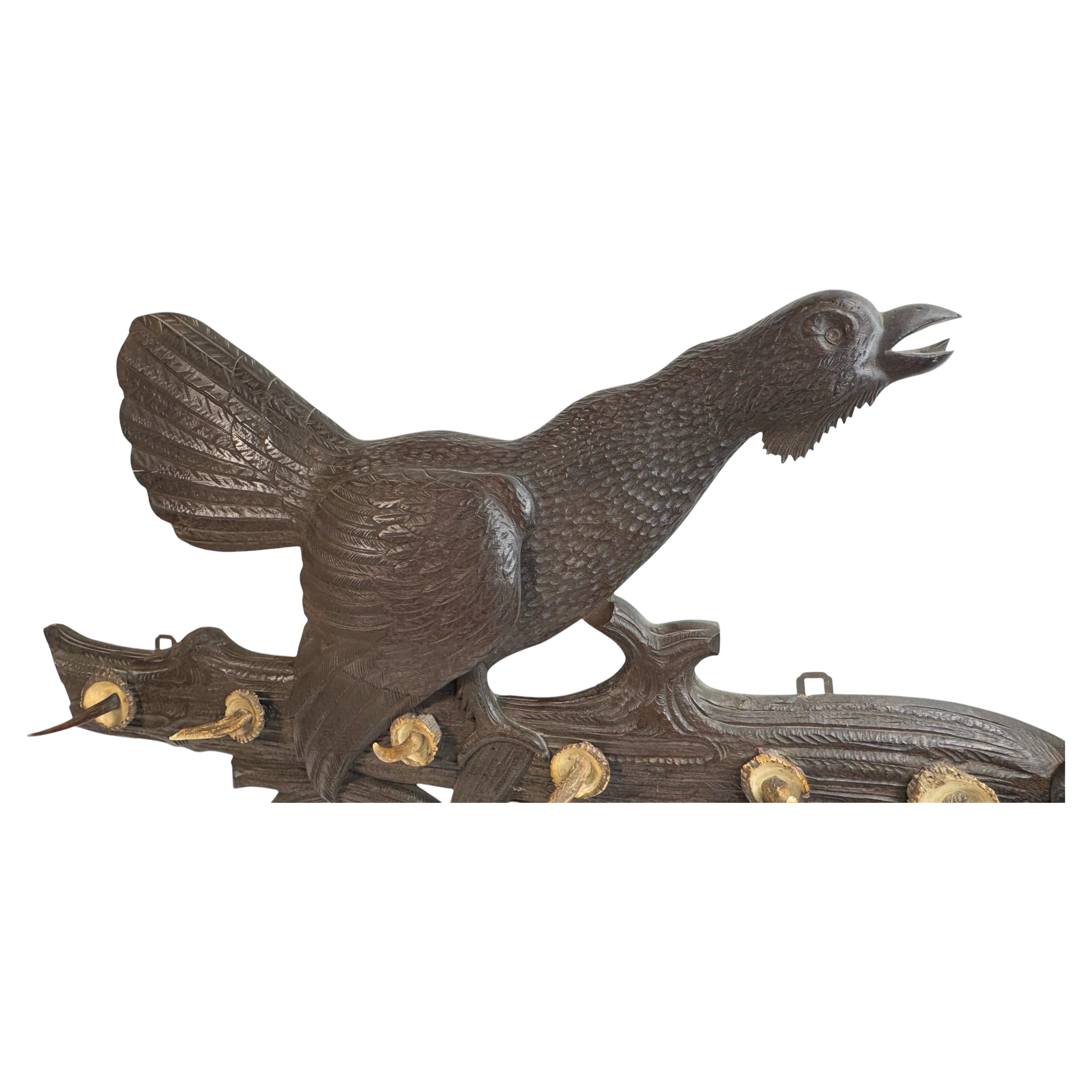 Precioso armario de pared perchero o sombrerero de la Selva Negra alemana del siglo XX, con pequeñas piezas de cornamenta de ciervo a modo de ganchos, montadas en un respaldo tallado. Bonito complemento para un loge de cazadores o simplemente para