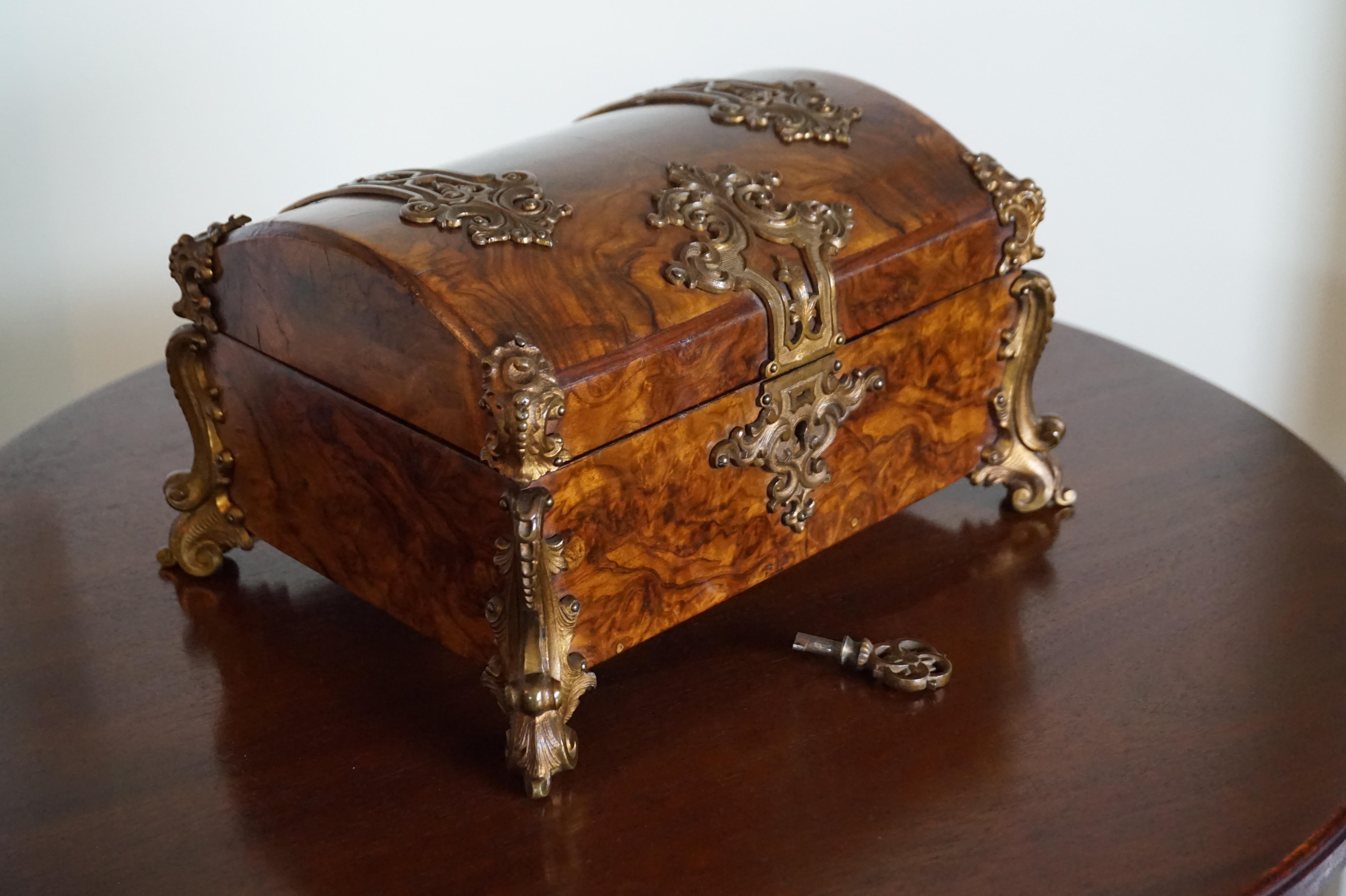 Top quality and excellent condition antique box for the connoisseurs.

Over the years we have had the pleasure of owning and selling some truly beautiful antique boxes and this handcrafted jewelry box is right up there with the best. The burl walnut