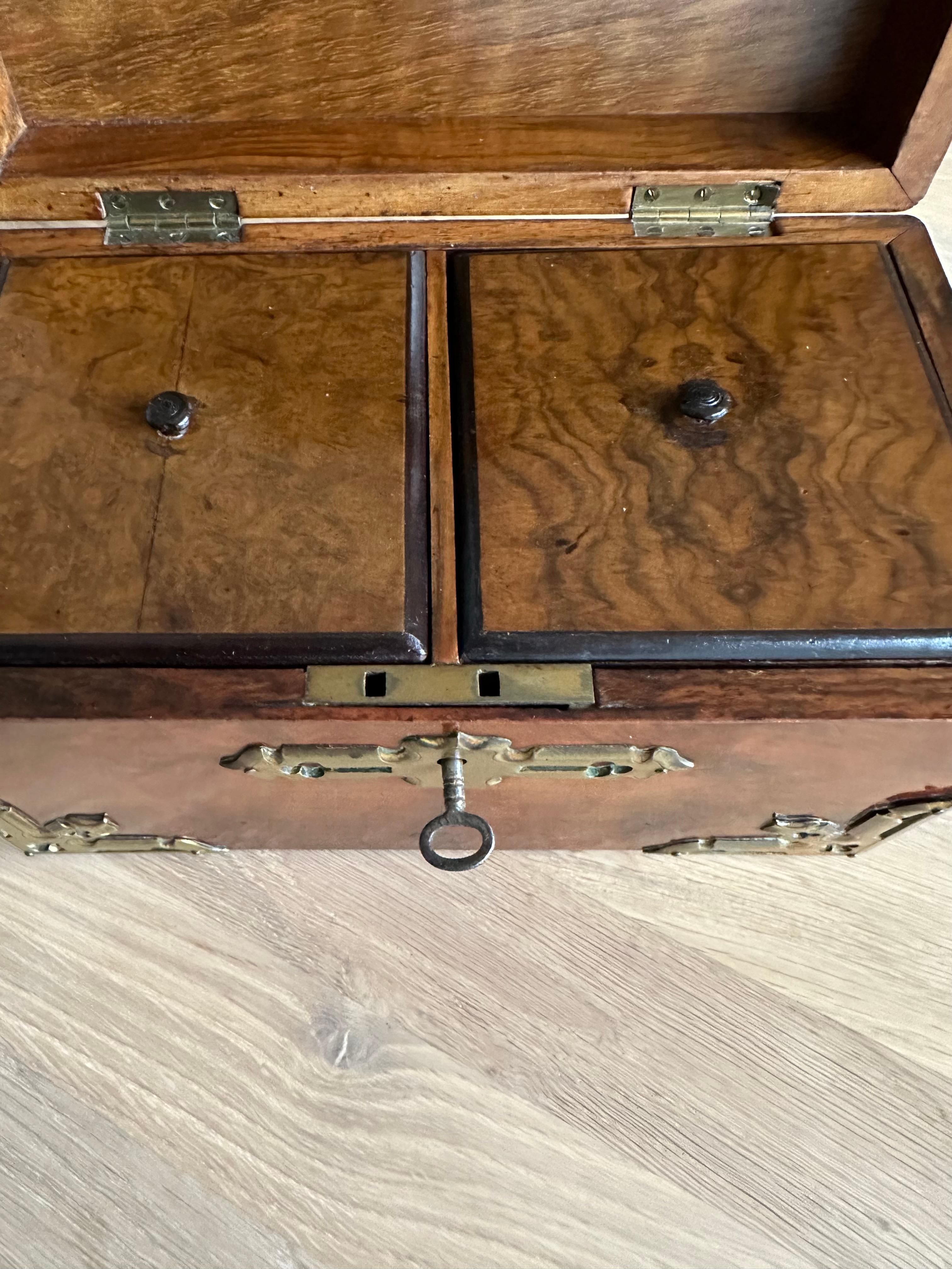 Stunning Late 1800s Gothic Revival Nussbaum & Messing Tea Caddy Box W. Great Patina im Angebot 5