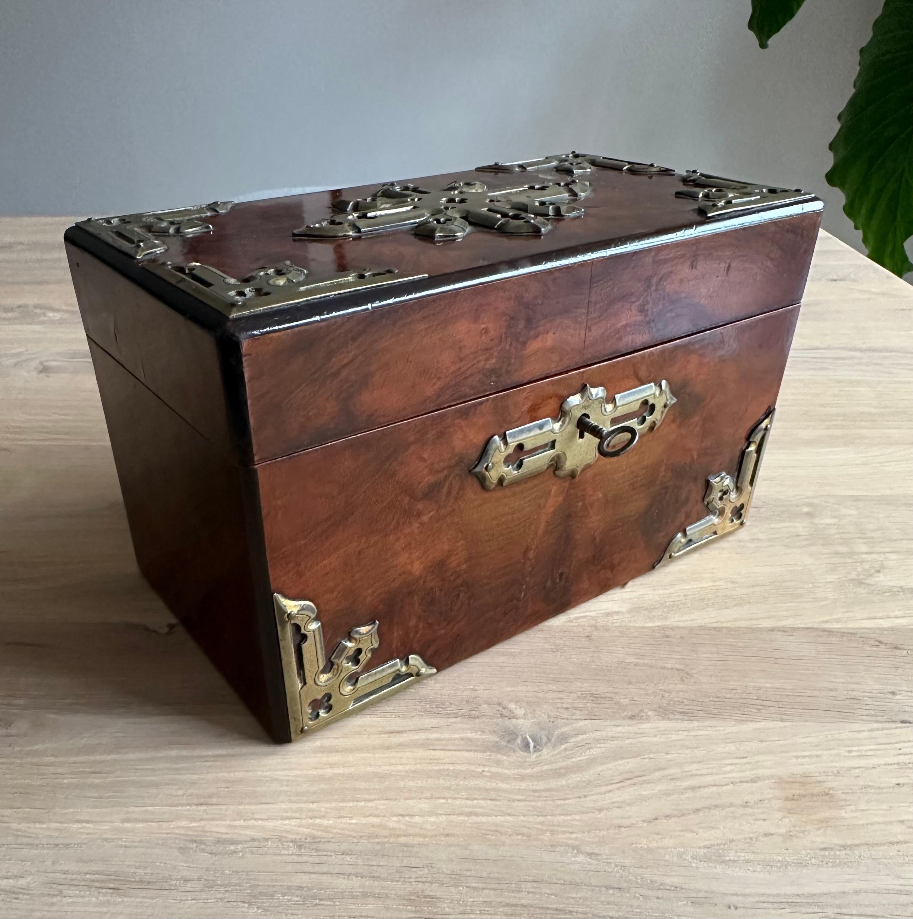 Stunning Late 1800s Gothic Revival Nussbaum & Messing Tea Caddy Box W. Great Patina im Angebot 9