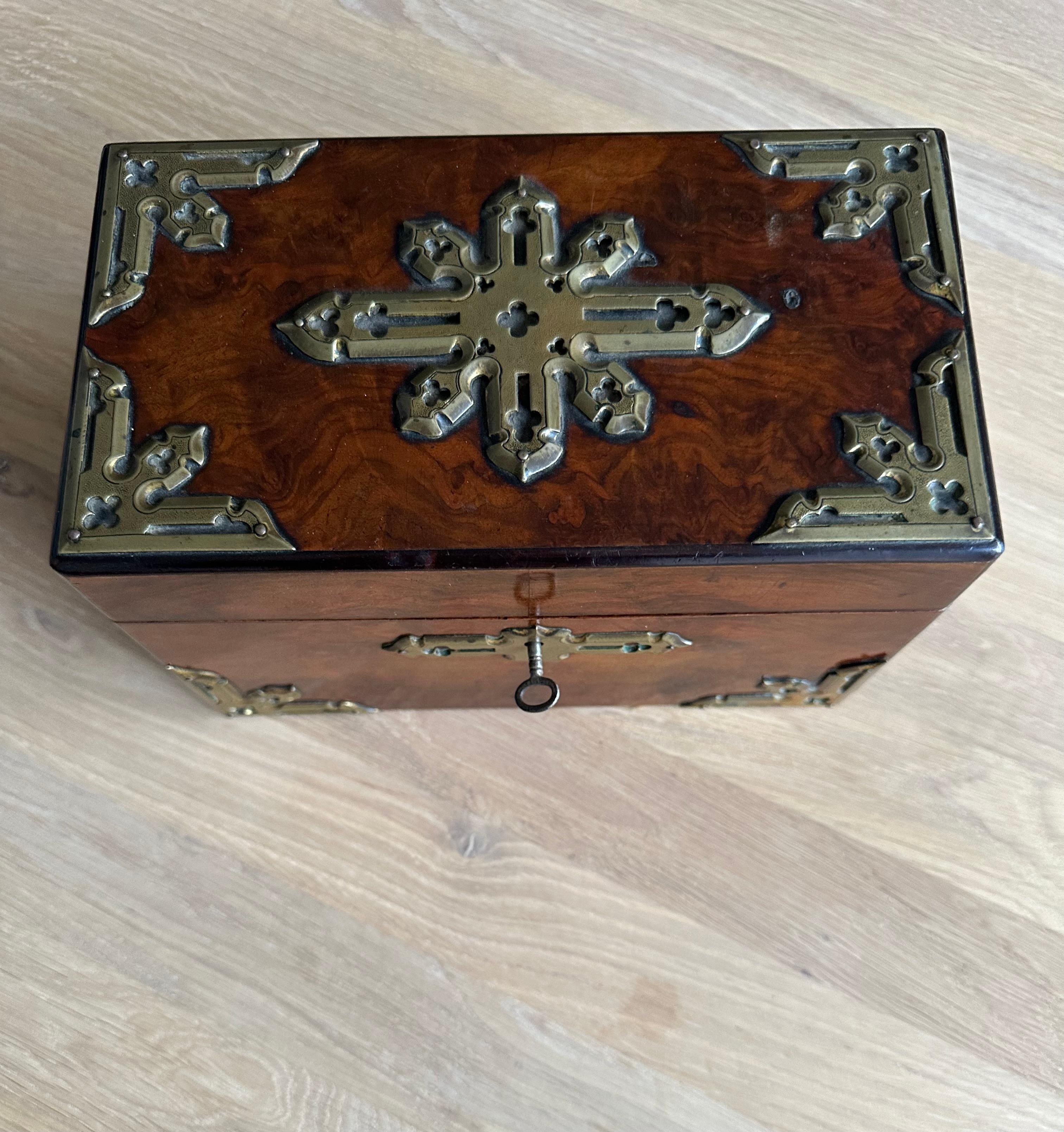 Stunning Late 1800s Gothic Revival Nussbaum & Messing Tea Caddy Box W. Great Patina (Neugotik) im Angebot