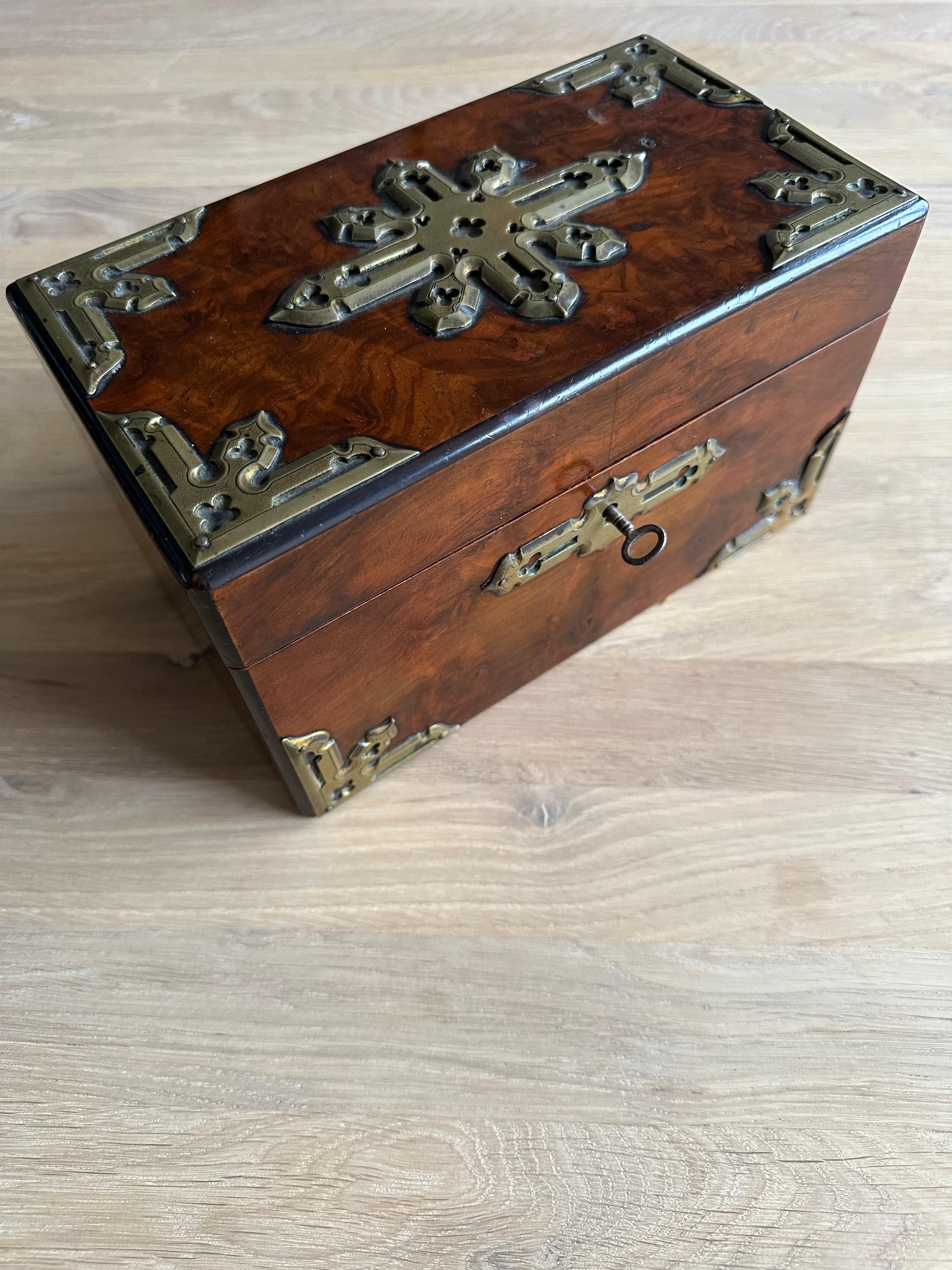 Stunning Late 1800s Gothic Revival Nussbaum & Messing Tea Caddy Box W. Great Patina (Englisch) im Angebot
