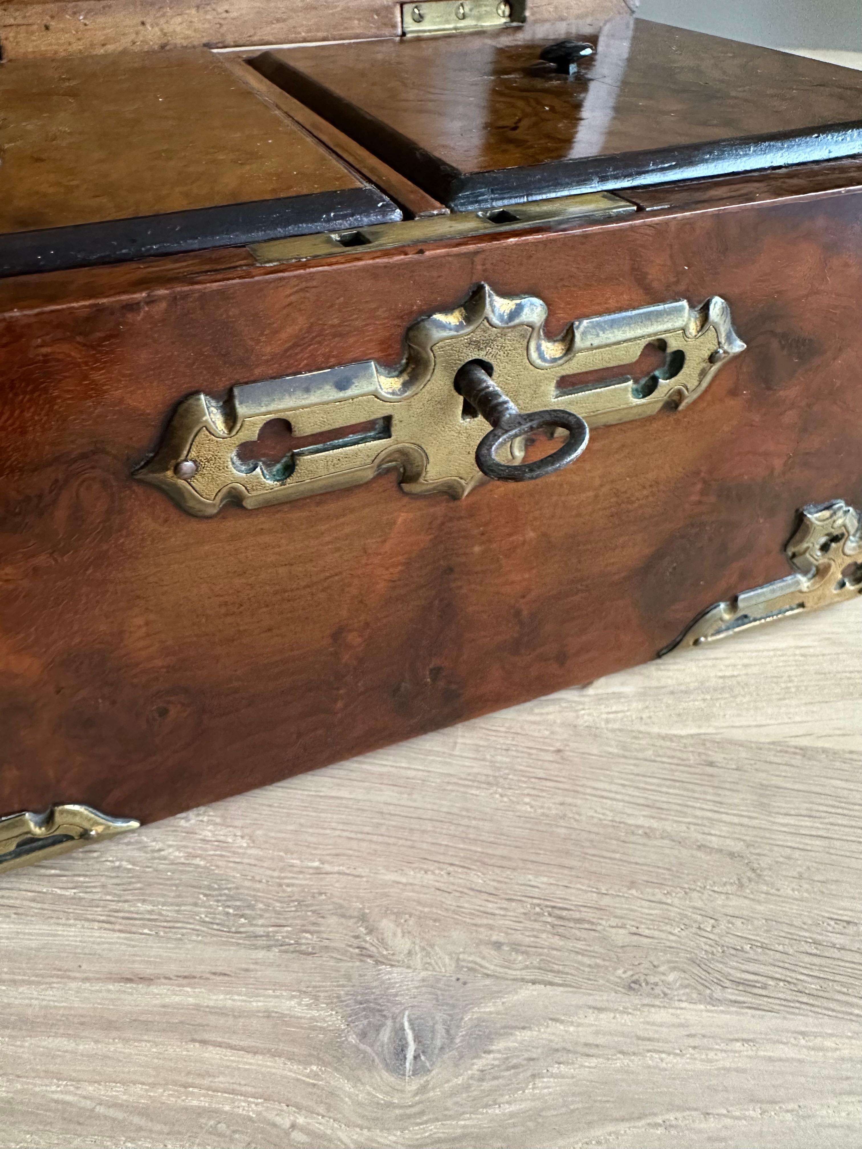 Stunning Late 1800s Gothic Revival Nussbaum & Messing Tea Caddy Box W. Great Patina (Bronze) im Angebot