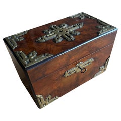 Impresionante caja de té de nogal y latón del renacimiento gótico de finales del siglo XIX, muy bien patinada
