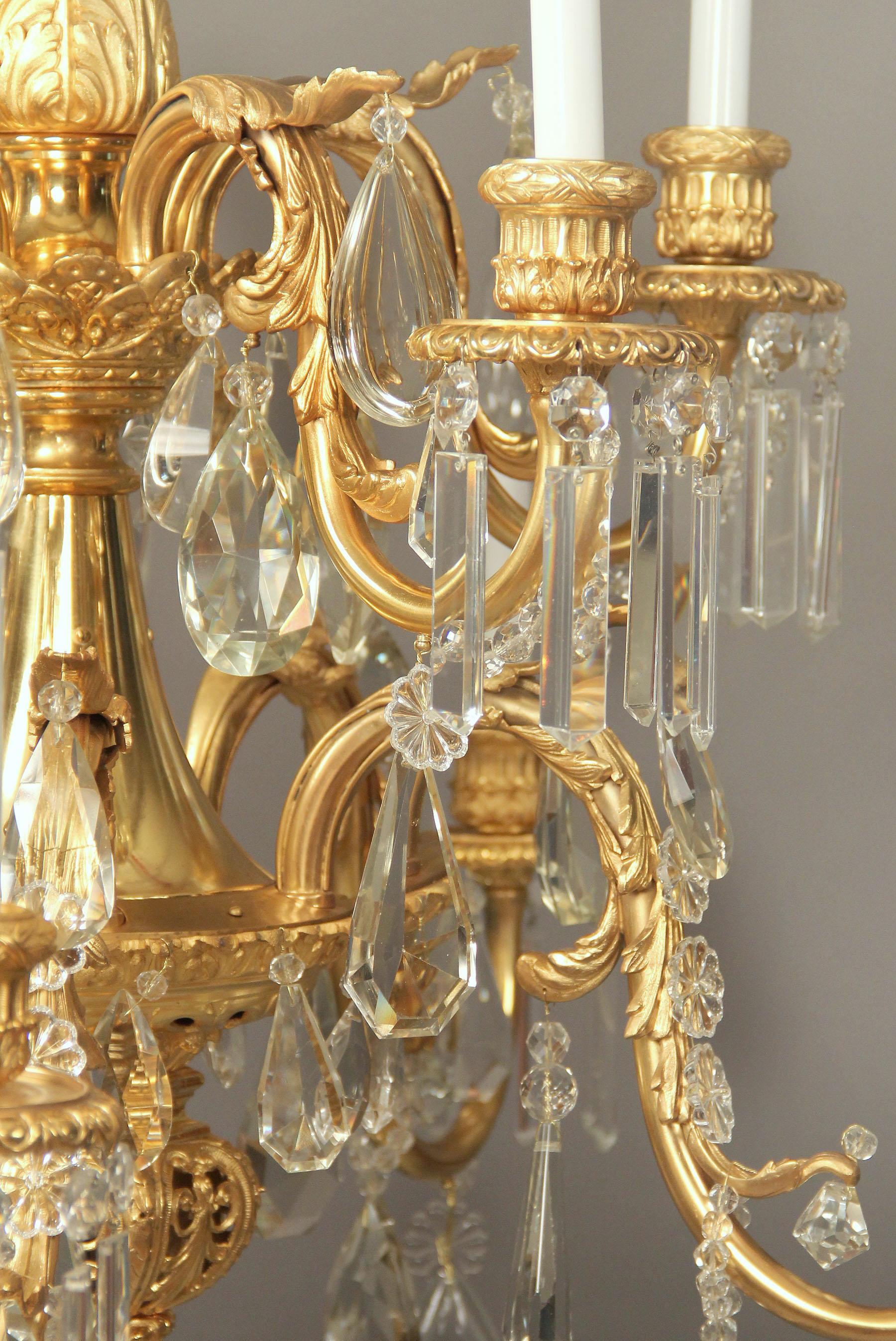Atemberaubender zehnflammiger Kronleuchter aus vergoldeter Bronze und Kristall aus dem späten 19. Jahrhundert (Belle Époque) im Angebot