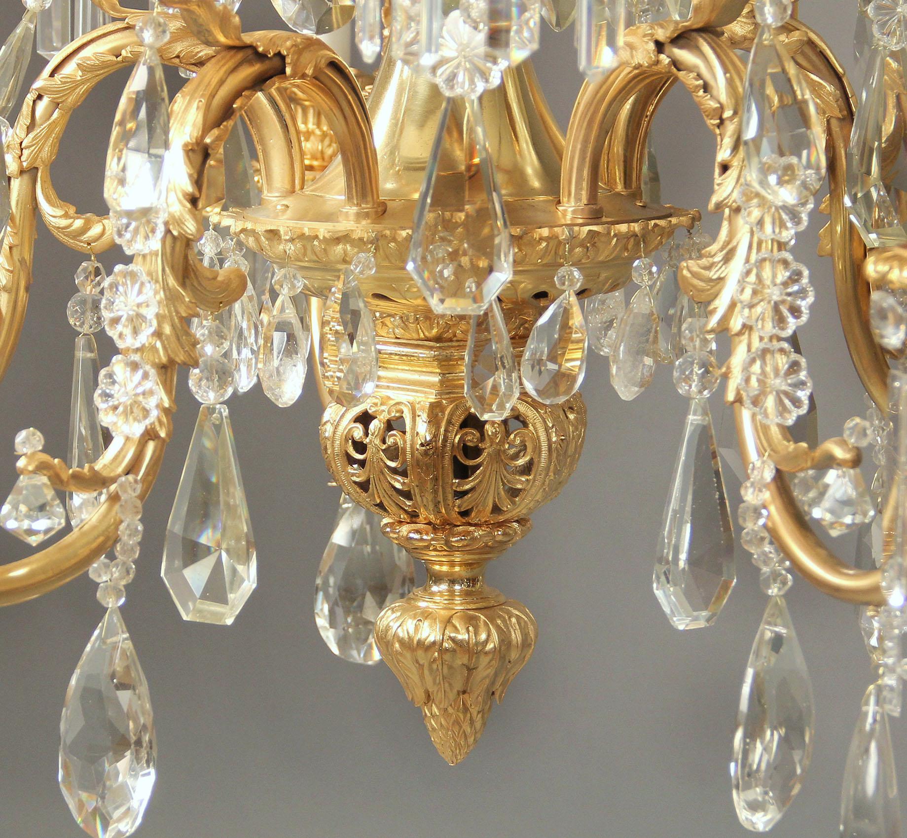 Atemberaubender zehnflammiger Kronleuchter aus vergoldeter Bronze und Kristall aus dem späten 19. Jahrhundert (Französisch) im Angebot