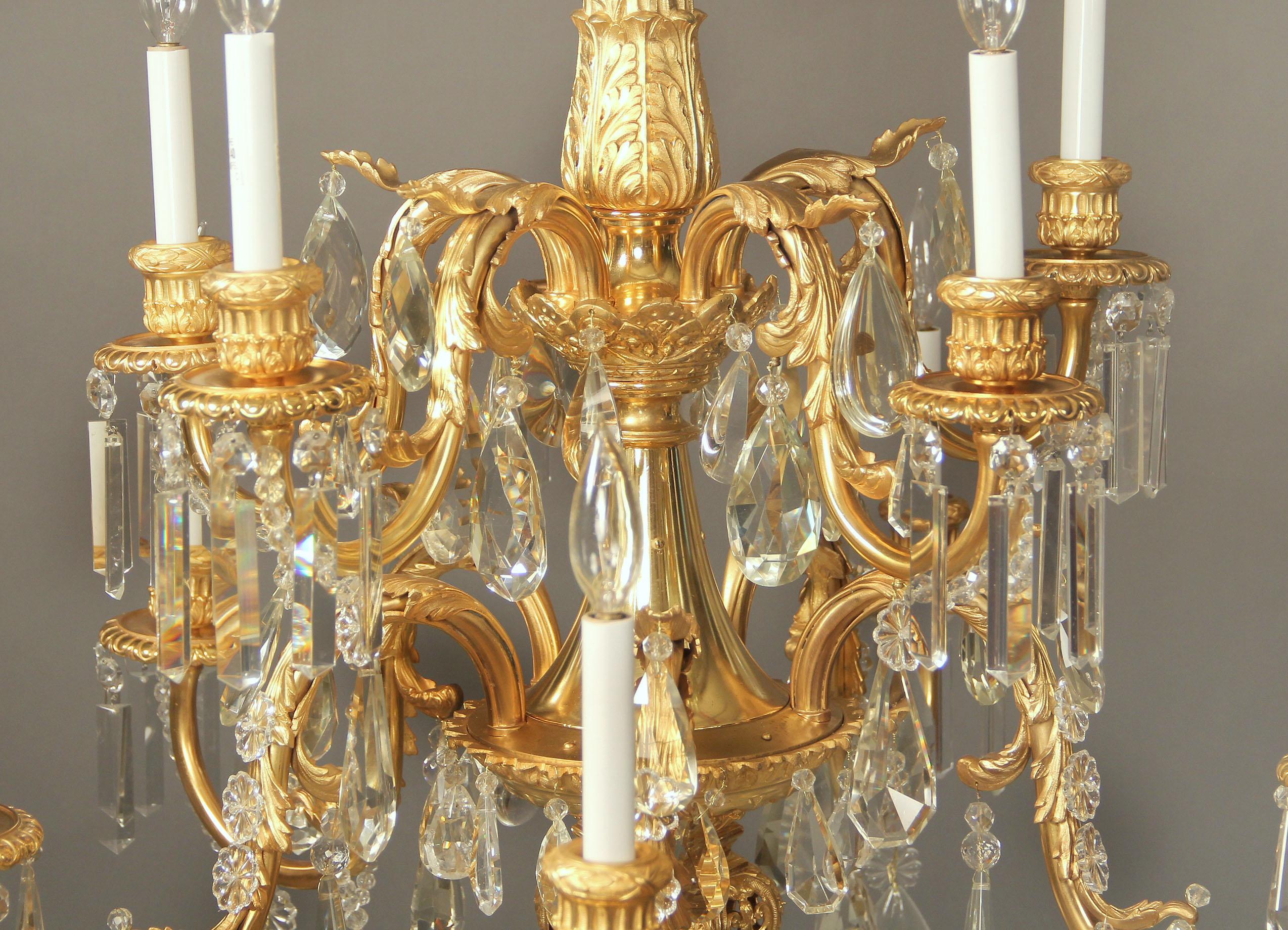 Atemberaubender zehnflammiger Kronleuchter aus vergoldeter Bronze und Kristall aus dem späten 19. Jahrhundert (Vergoldet) im Angebot