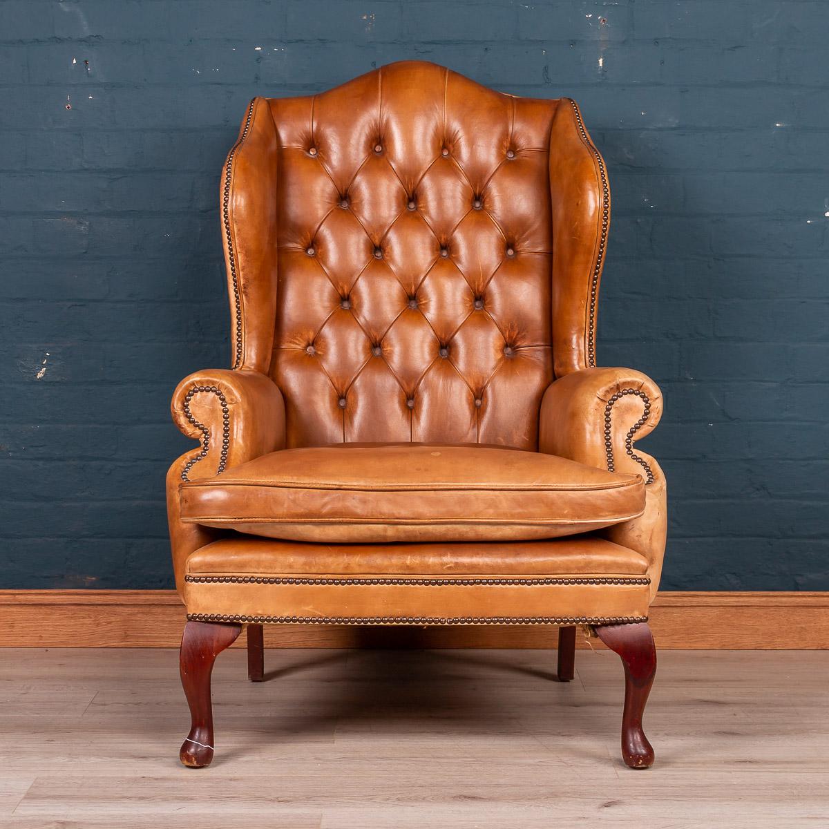 A lovely English wing back leather chair with button down backrest, late 20th century. Great patina, hand dyed leather.

Condition:
In good condition - wear and tear as expected, some fading to the leather.

Size:
Height: 120cm
Width: