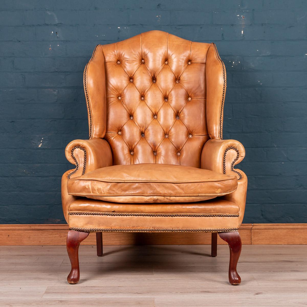 A lovely English wing back leather chair with button down backrest, late 20th century. Great patina, hand dyed leather.

Condition
In Good Condition - wear and tear as expected, some fading to the leather.

Size
Height: 120 cm
Width: 84