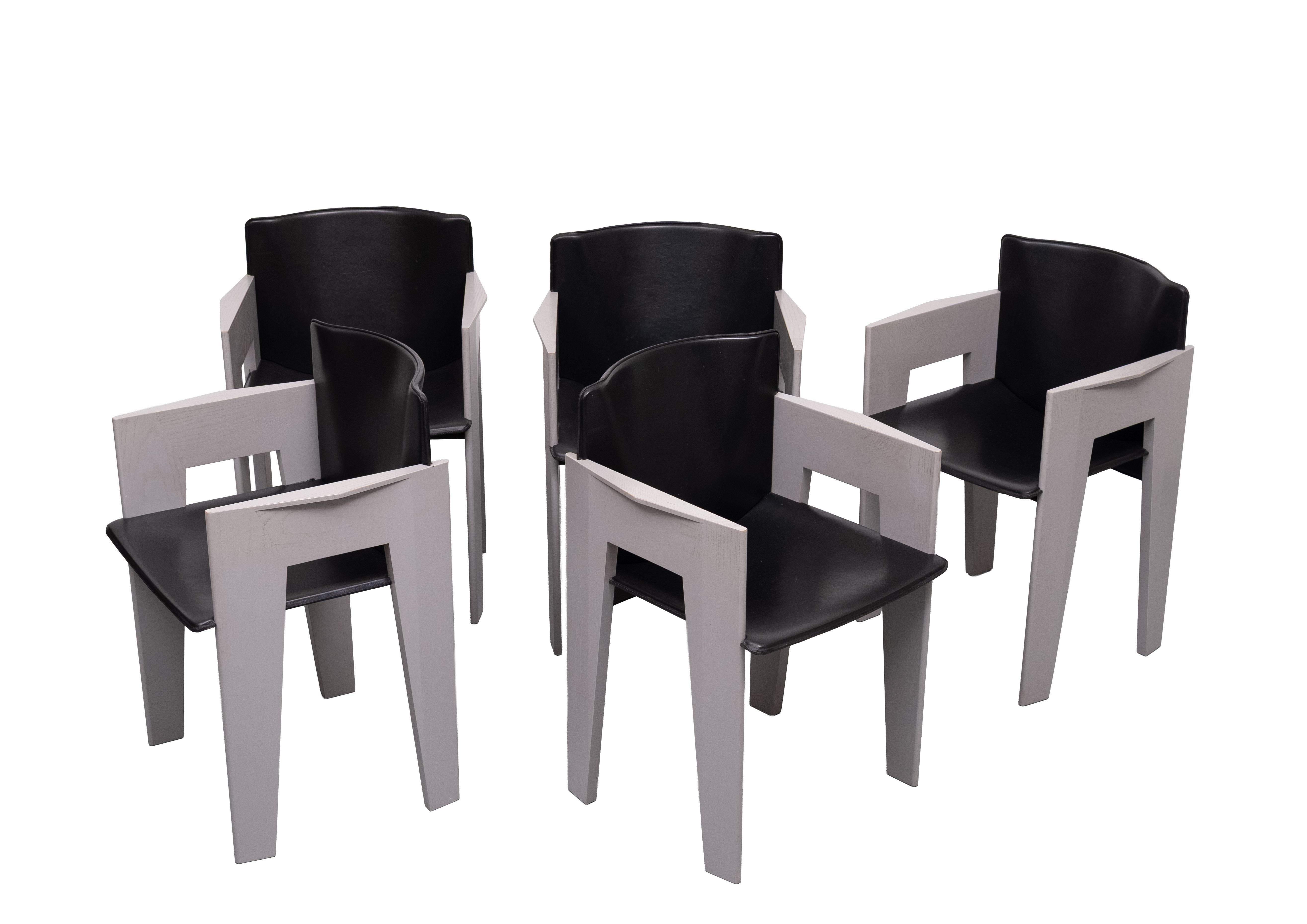 5 sedie da pranzo postmoderne firmate Arco, Paesi Bassi, sedie in rovere grigio e pelle nera, poltrona insolita degli anni '80 progettata da un architetto olandese. Arnold Merckx  L'aspetto scultoreo ed elegante, unito alla qualità dei materiali, ne