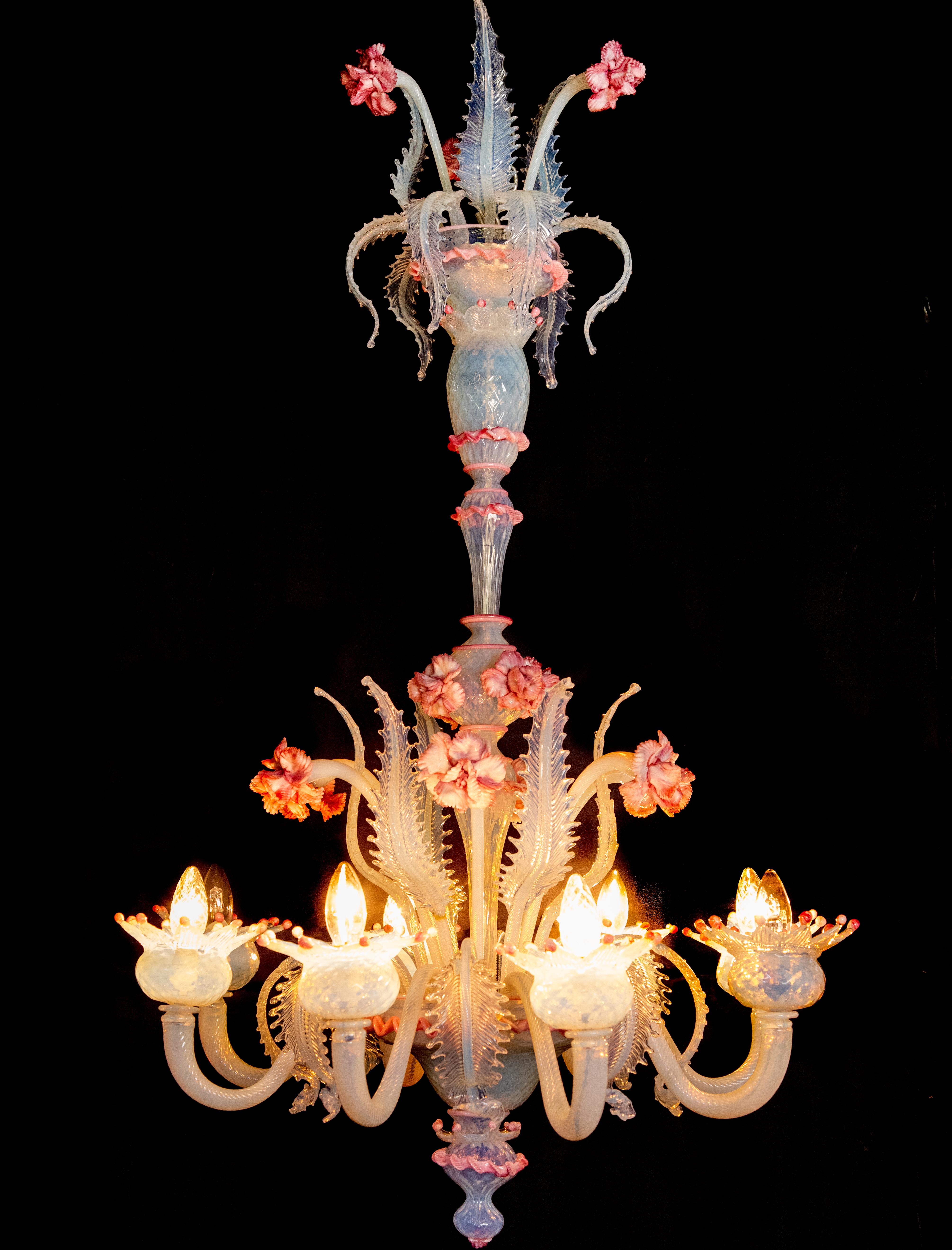 Metà XX secolo Stupendo lampadario veneziano azzurro e rosa, Murano, anni '50 in vendita