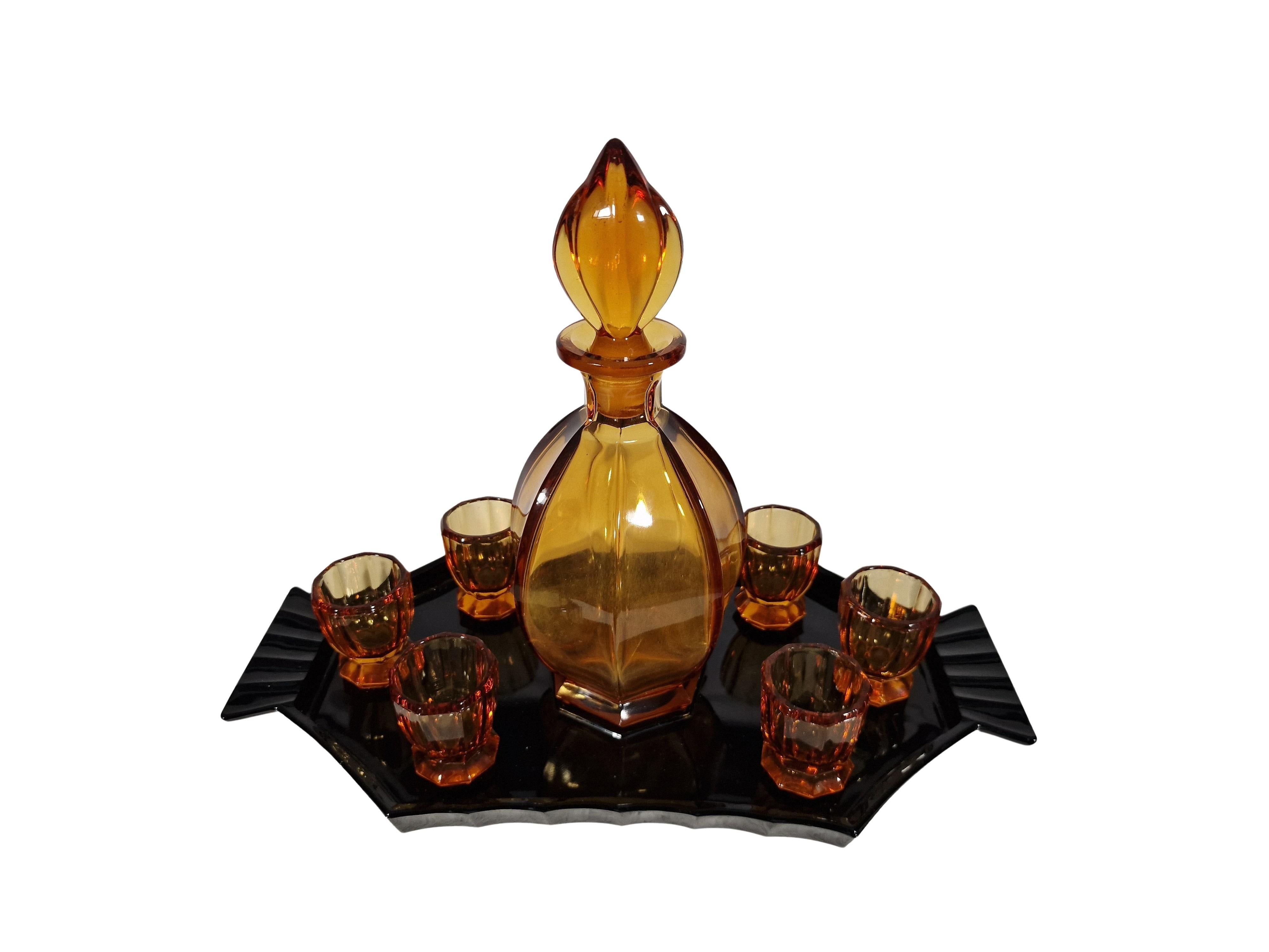 Wunderschönes komplettes Likörset, ein Original aus der Art Déco-Zeit der 1920er Jahre, aus Glas, hergestellt in Bohemia. 

Das Besondere an diesem Set ist nicht nur die aufwendige Gestaltung, die Vollständigkeit einschließlich des Tabletts, sondern