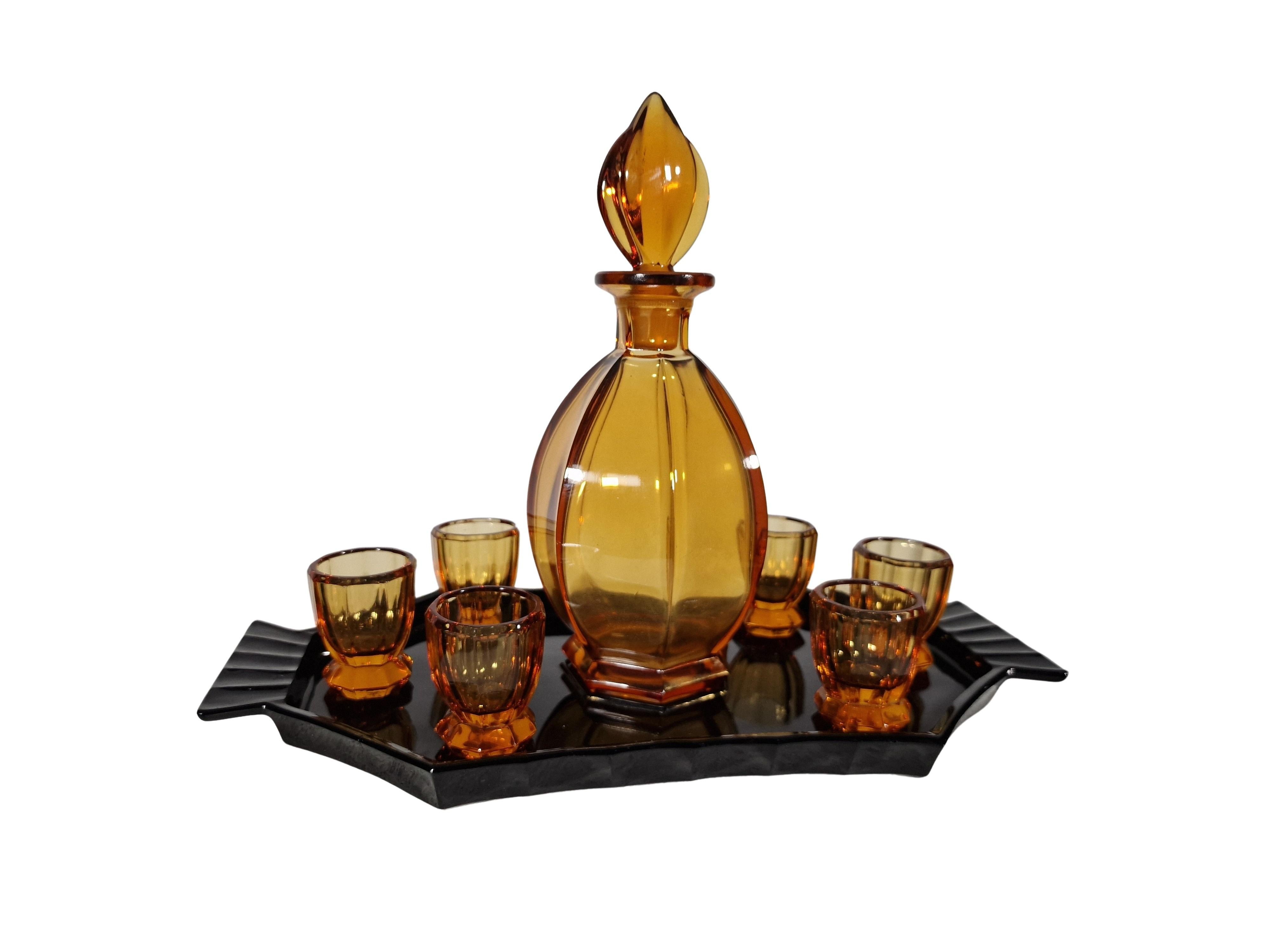 Wunderschönes Likörset, Tablett Flasche sechs Gläser, Bernstein, Art Deco, 1920er Jahre, Bohemia (Art déco) im Angebot