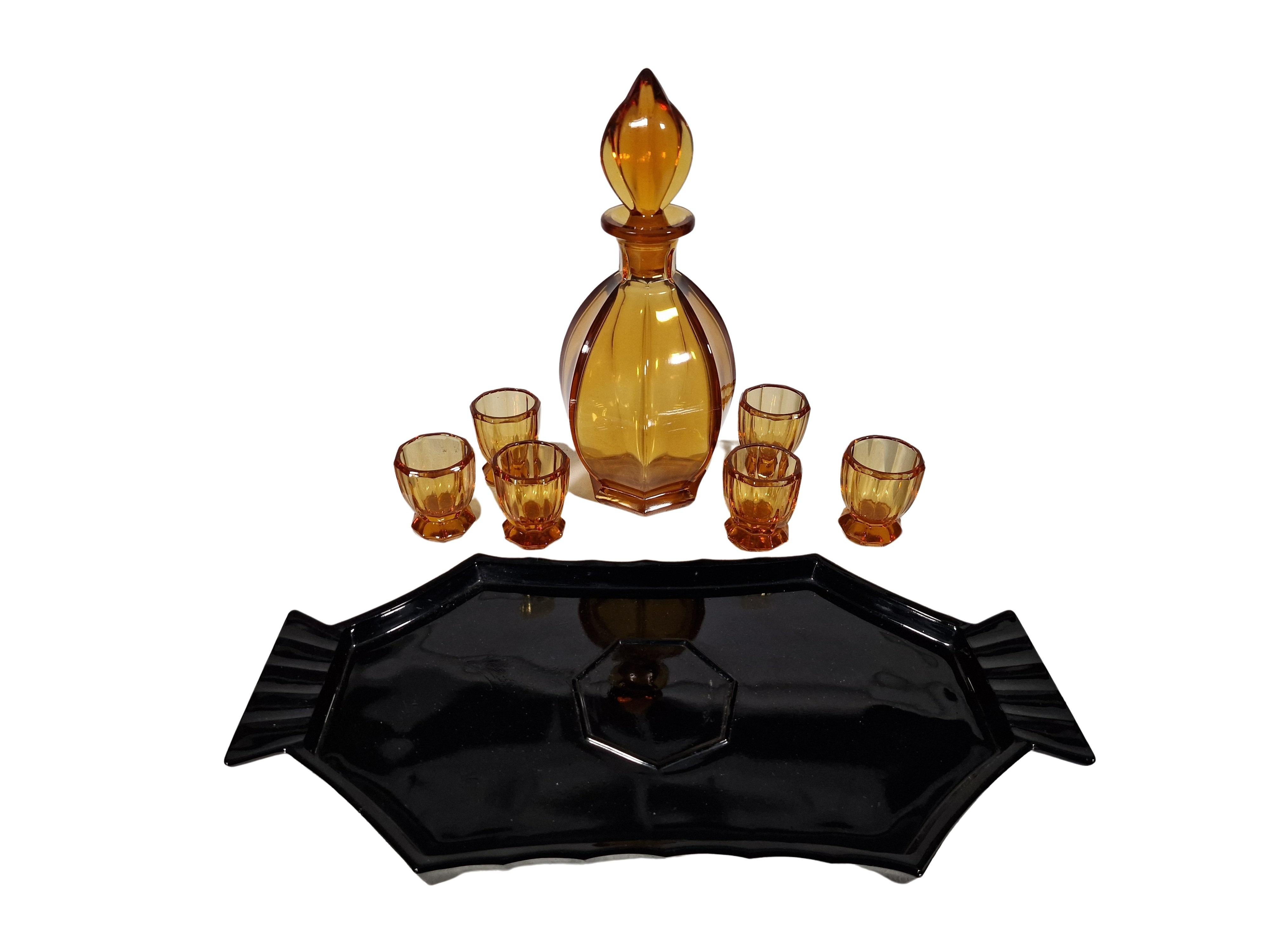 Wunderschönes Likörset, Tablett Flasche sechs Gläser, Bernstein, Art Deco, 1920er Jahre, Bohemia (Tschechisch) im Angebot