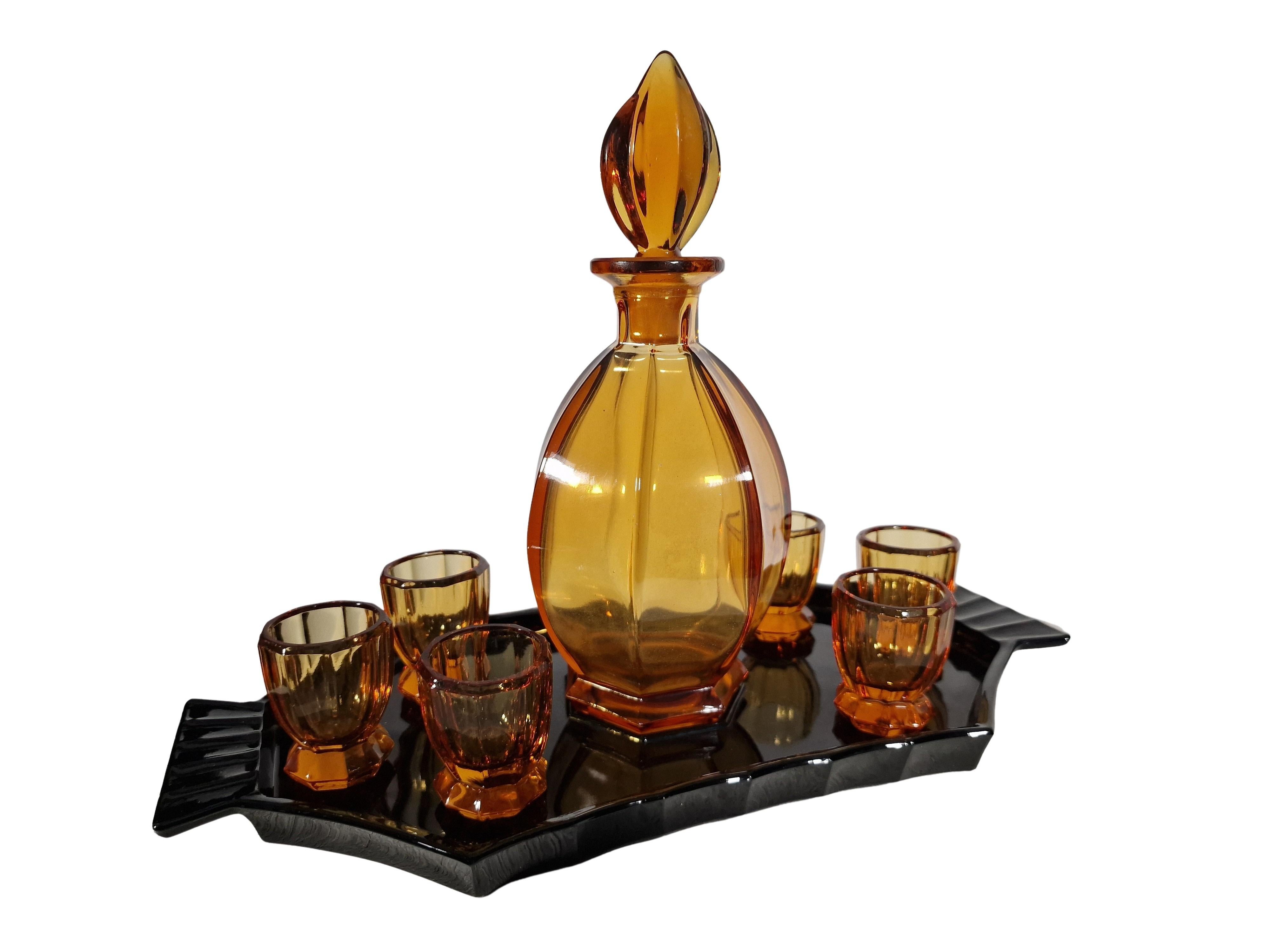 Wunderschönes Likörset, Tablett Flasche sechs Gläser, Bernstein, Art Deco, 1920er Jahre, Bohemia (Glas) im Angebot