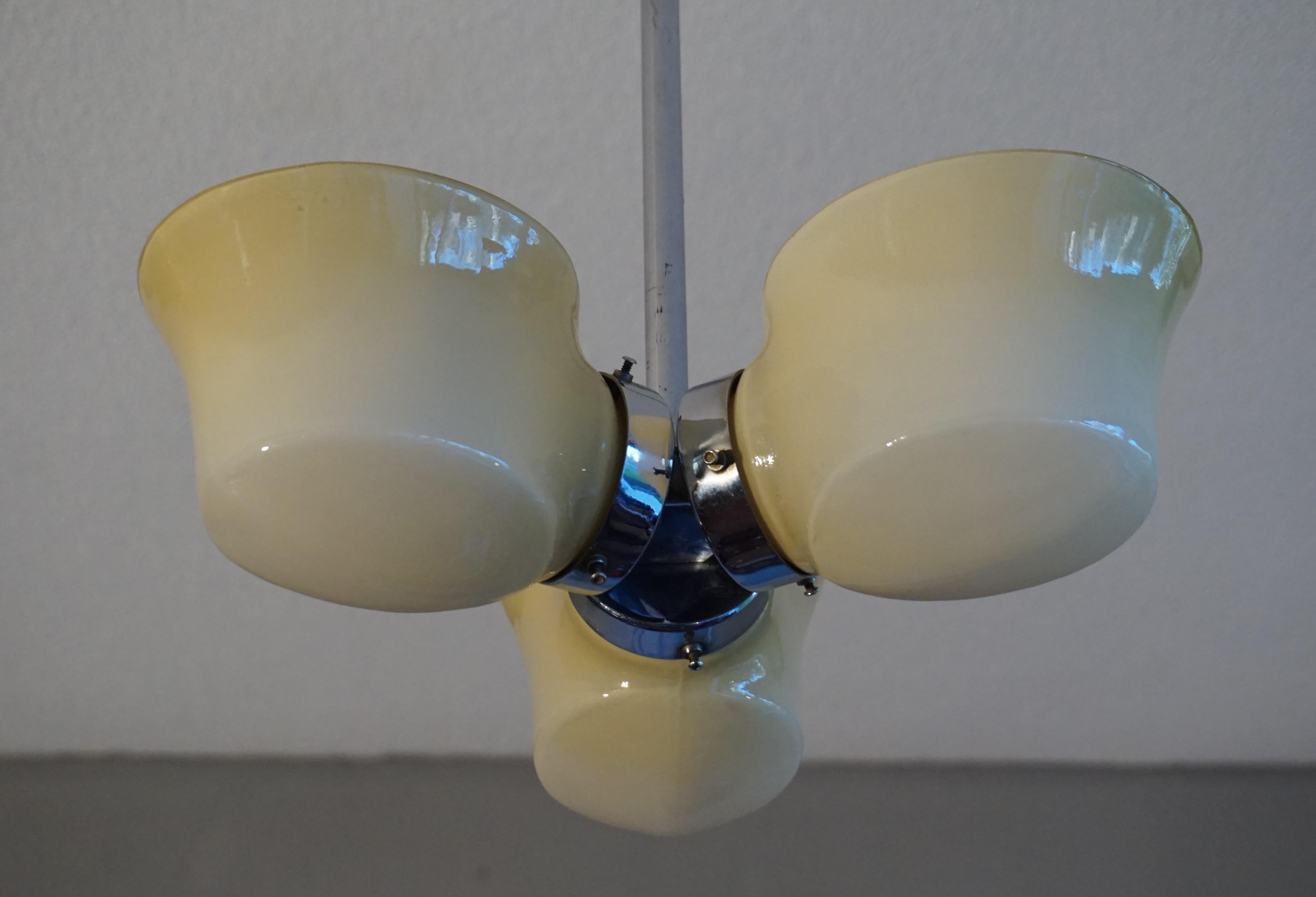 Atemberaubender kleiner Art-Déco-Kronleuchter mit drei Leuchten aus Chrom und Glas / Hängeleuchte (Europäisch) im Angebot
