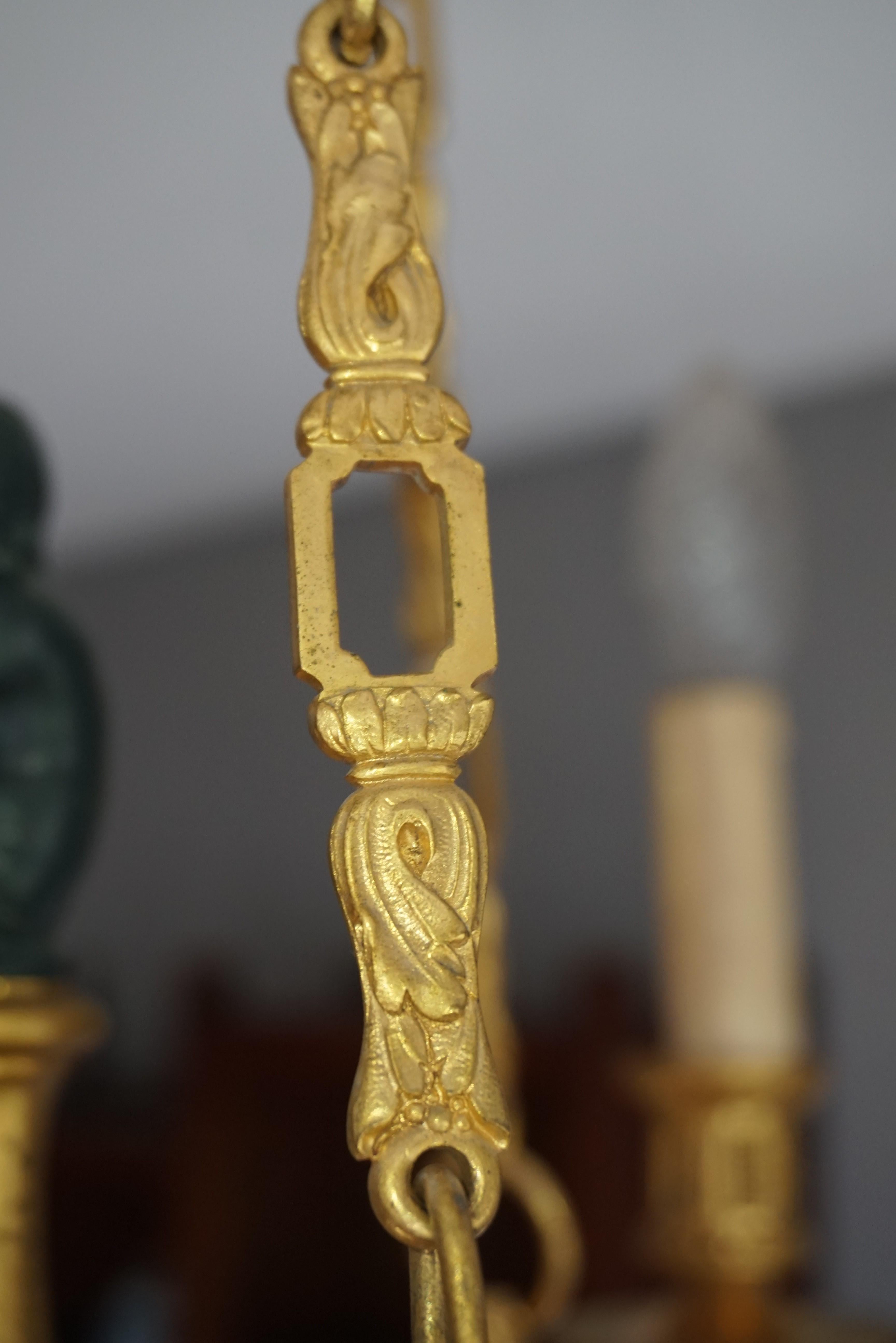 Atemberaubender kleiner Kronleuchter aus vergoldeter Bronze mit geschwungenen Blättern und Putto-Skulptur im Angebot 8