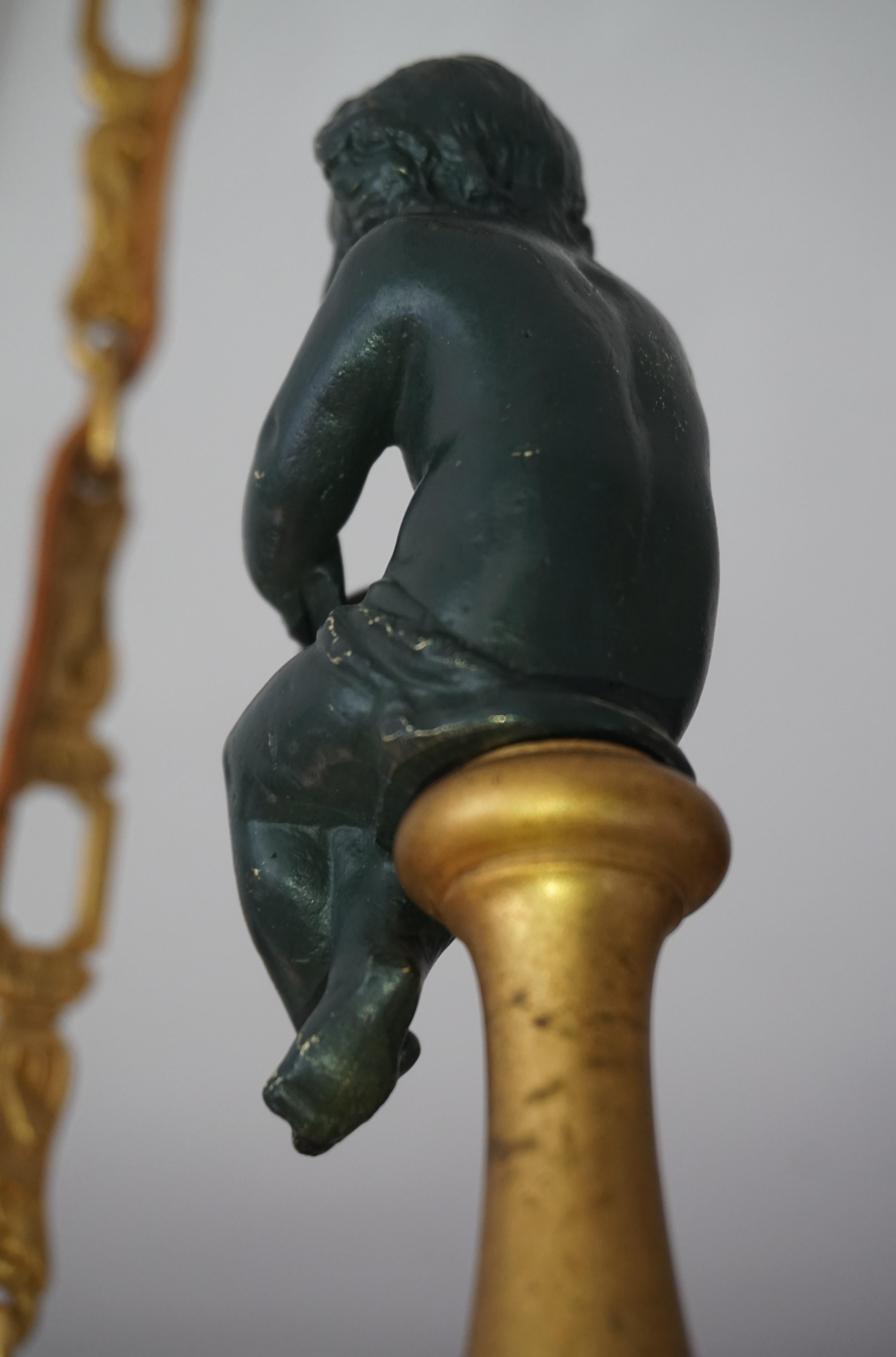 Atemberaubender kleiner Kronleuchter aus vergoldeter Bronze mit geschwungenen Blättern und Putto-Skulptur im Zustand „Hervorragend“ im Angebot in Lisse, NL