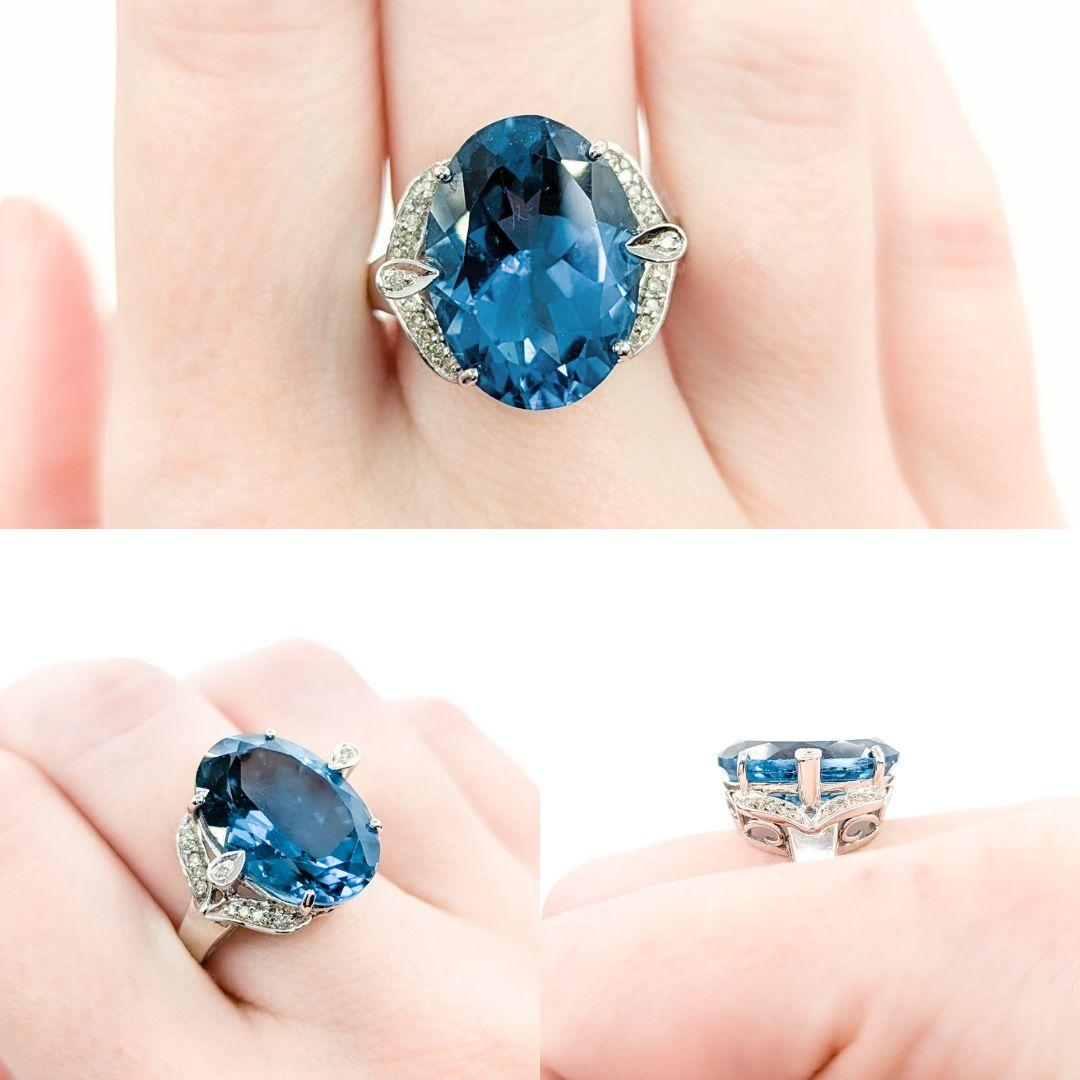 Atemberaubender Londoner Cocktailring aus Weißgold mit blauem Topas und Diamanten () 2