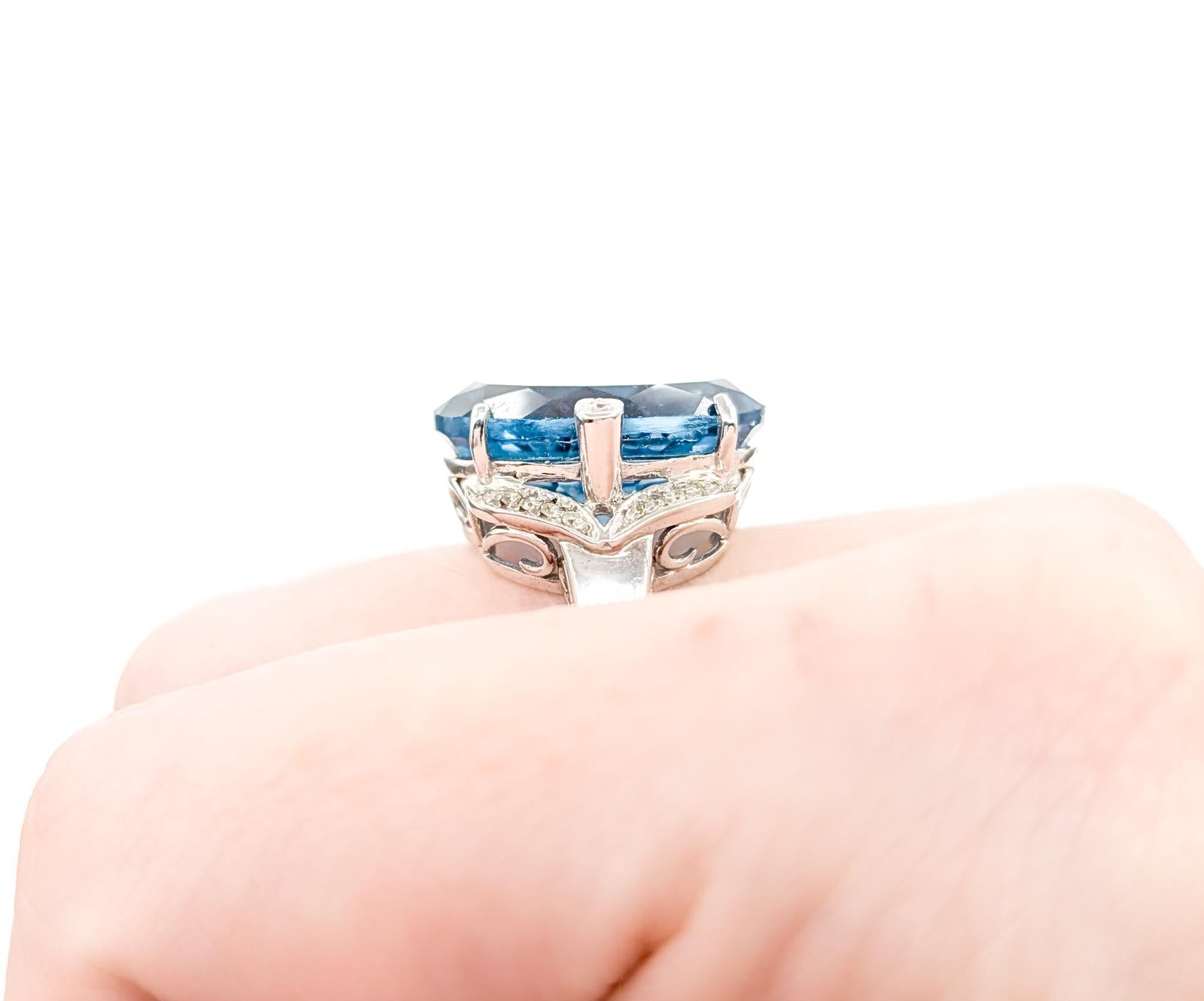 Atemberaubender Londoner Cocktailring aus Weißgold mit blauem Topas und Diamanten () 3