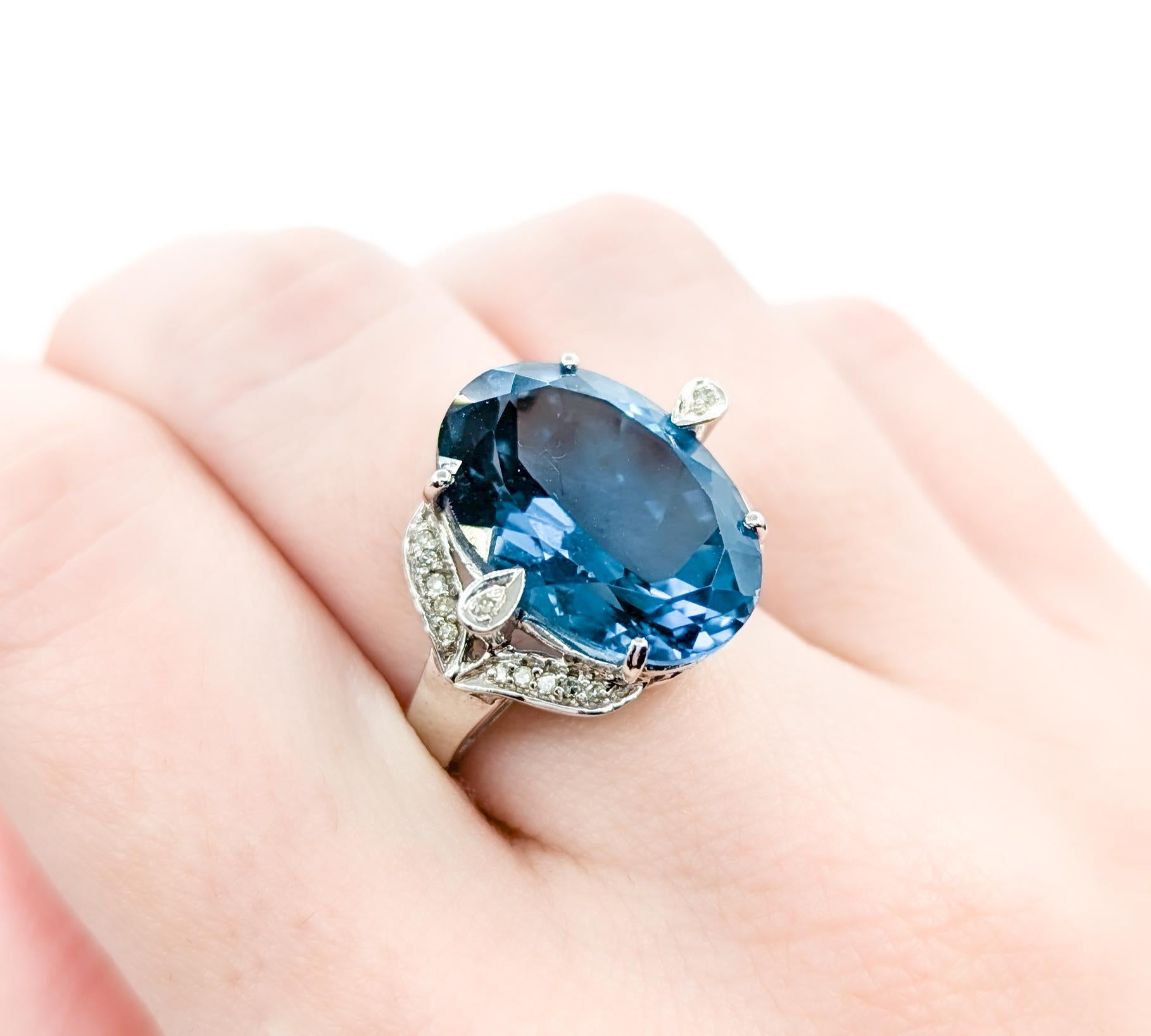 Atemberaubender Londoner Cocktailring aus Weißgold mit blauem Topas und Diamanten () 4