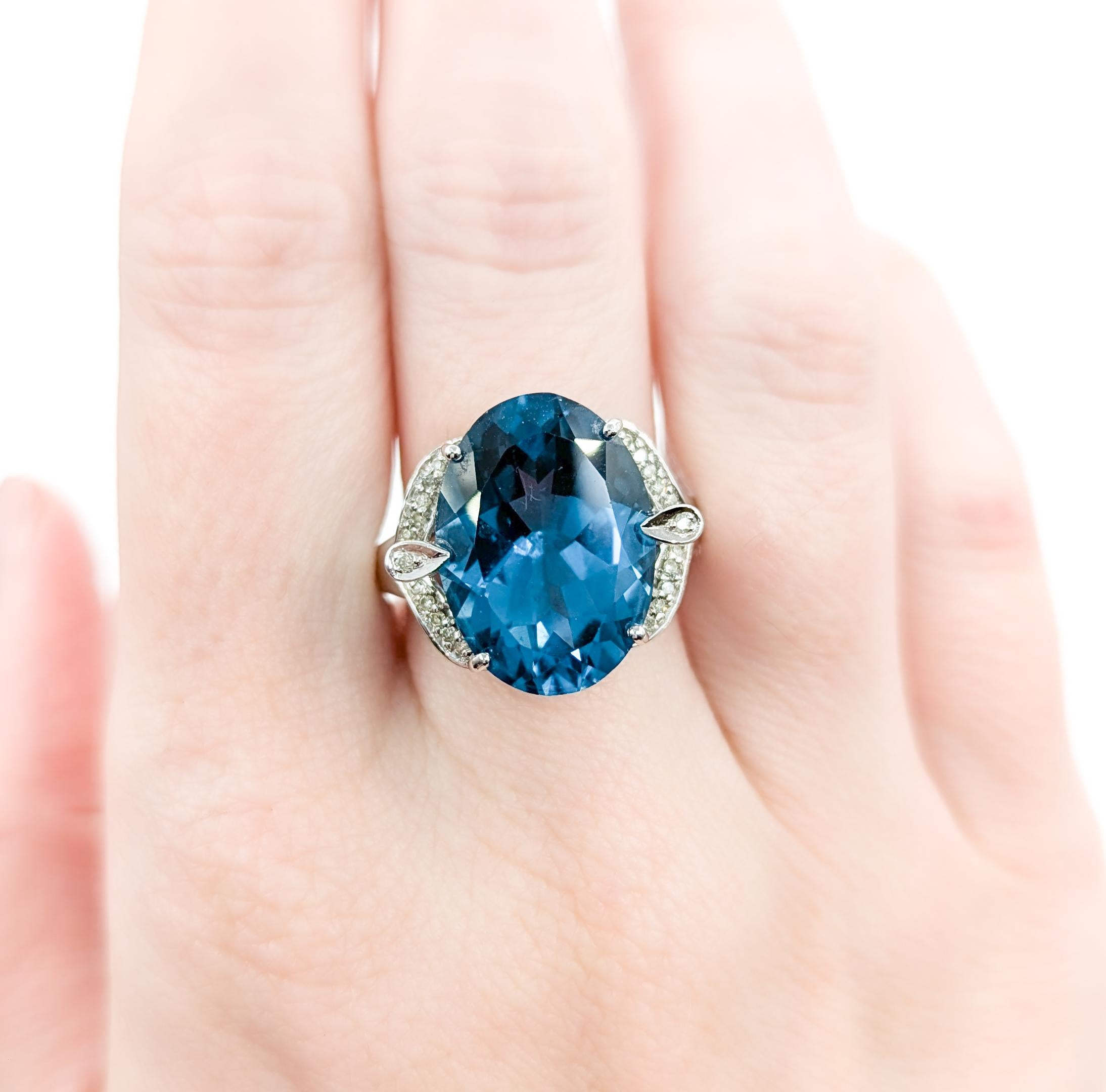 Atemberaubender Londoner Cocktailring aus Weißgold mit blauem Topas und Diamanten () 5