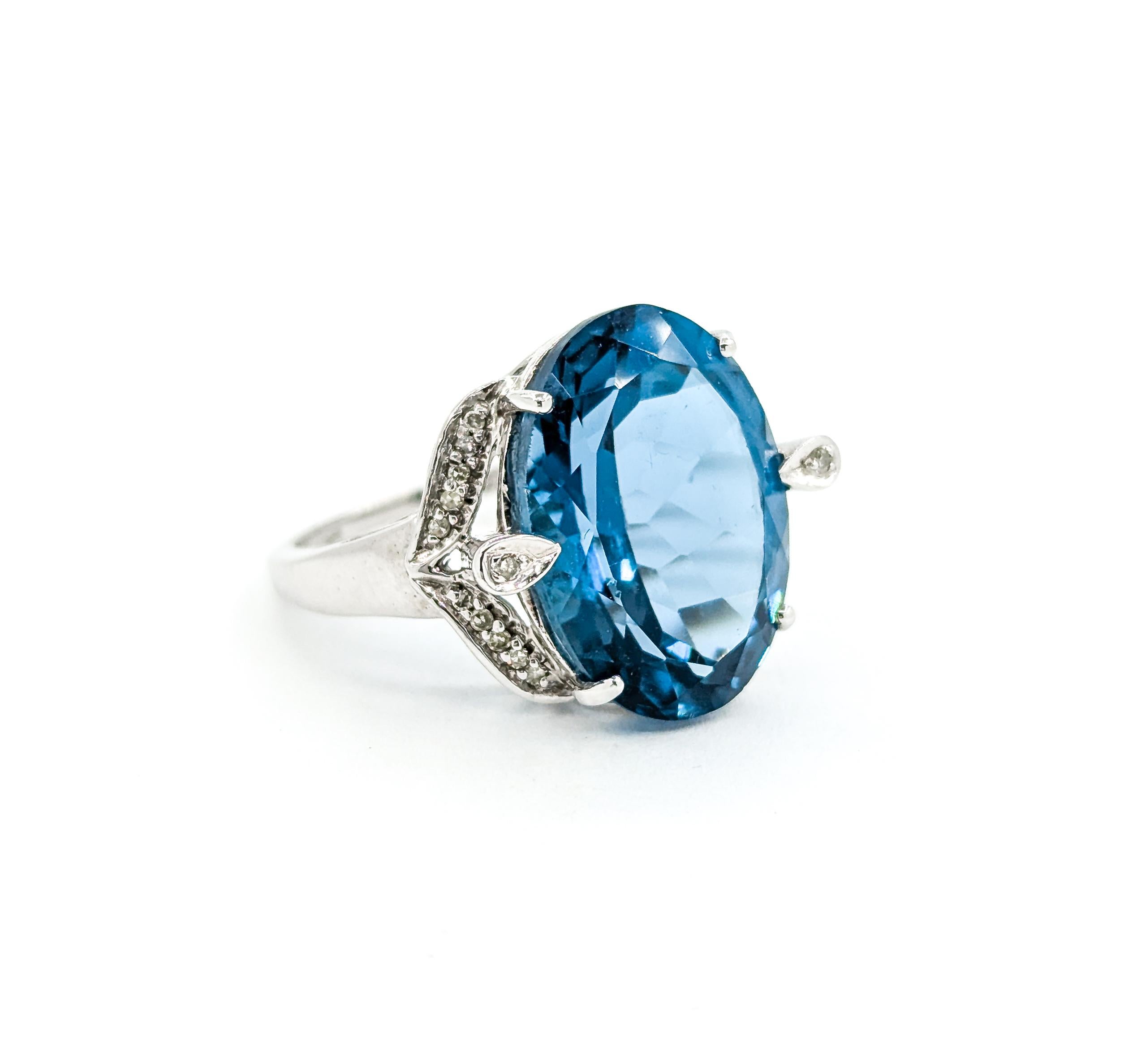 Atemberaubender Londoner Cocktailring aus Weißgold mit blauem Topas und Diamanten () 6