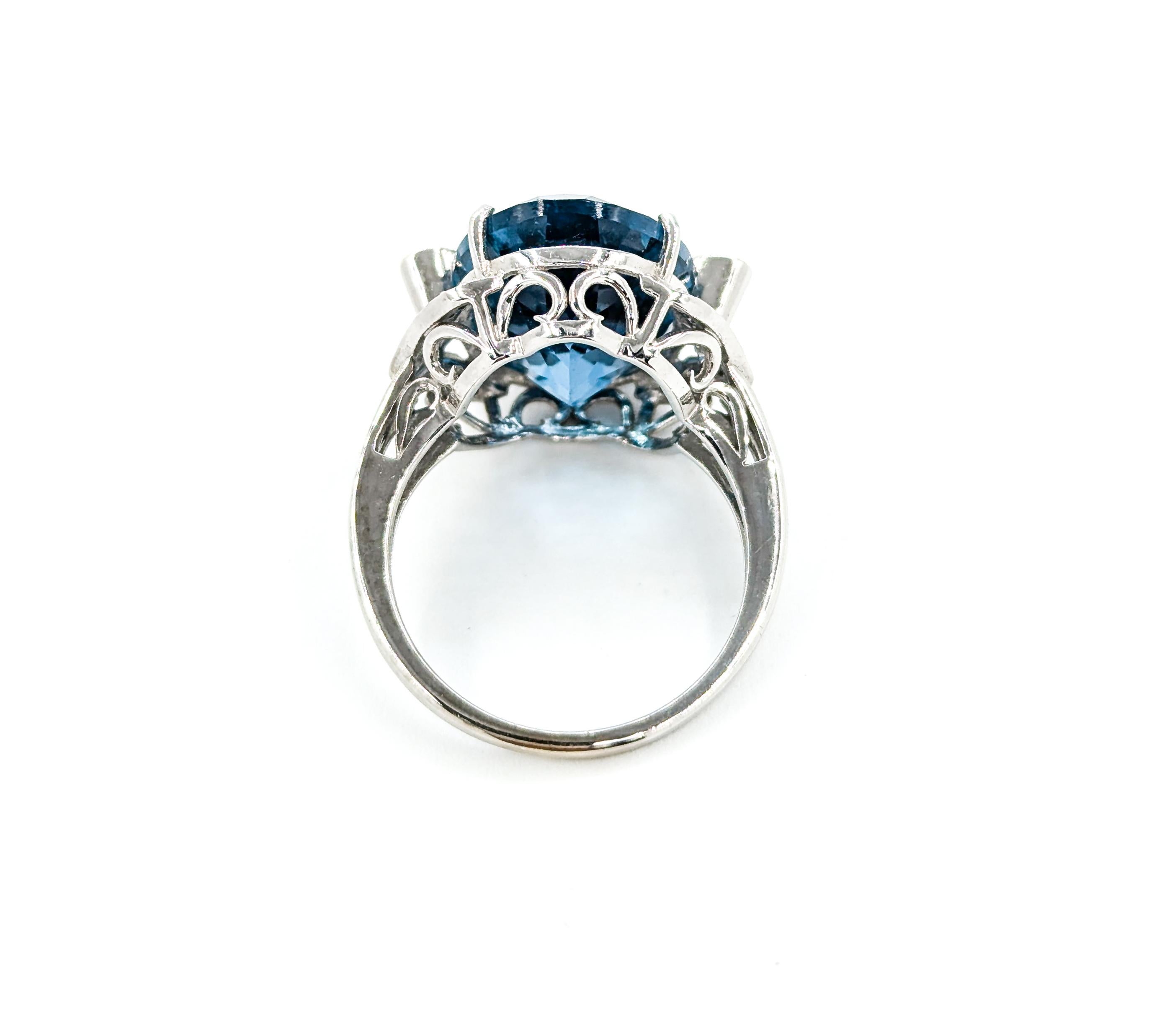 Atemberaubender Londoner Cocktailring aus Weißgold mit blauem Topas und Diamanten () 7