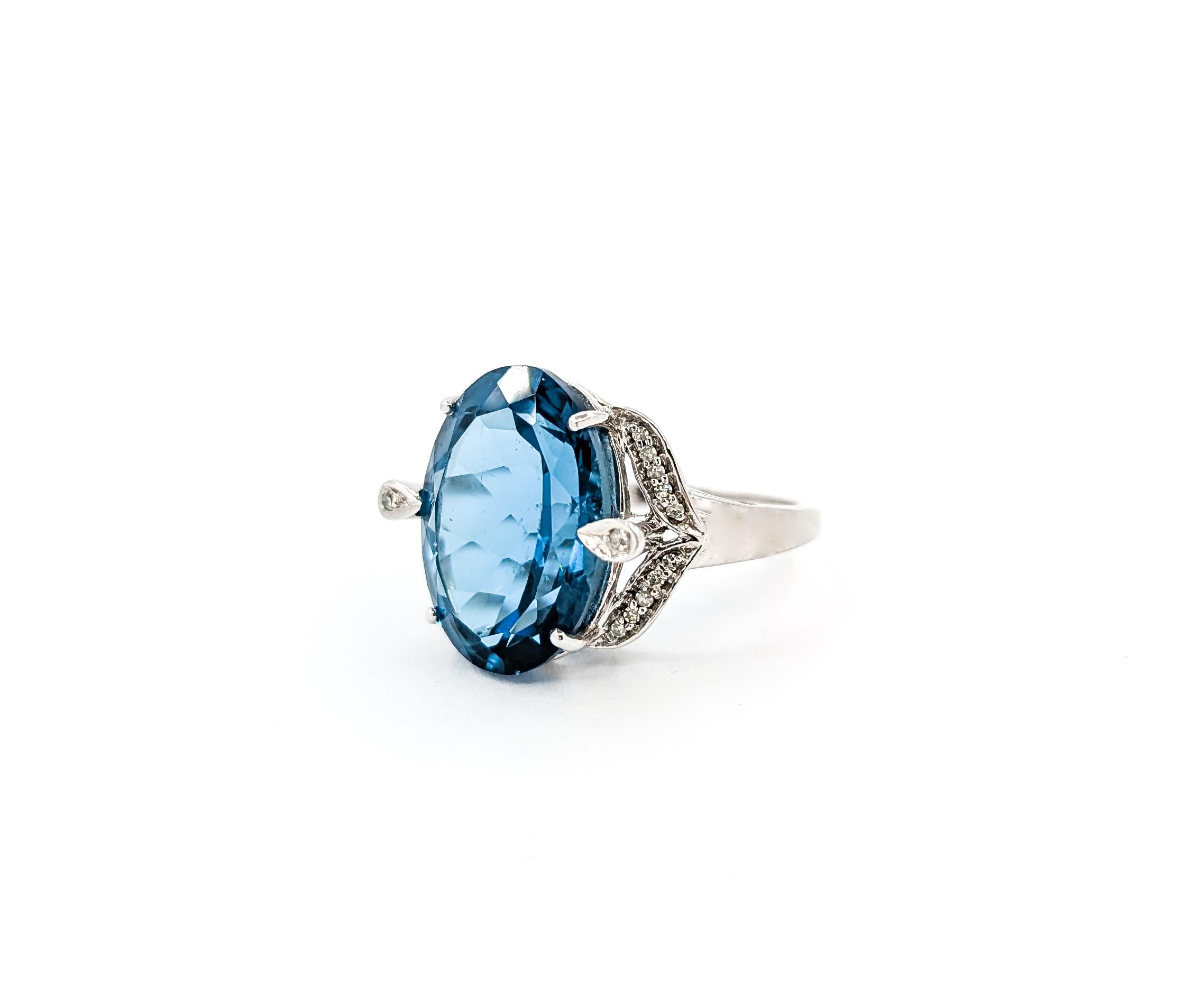 Atemberaubender Londoner Cocktailring aus Weißgold mit blauem Topas und Diamanten () 8