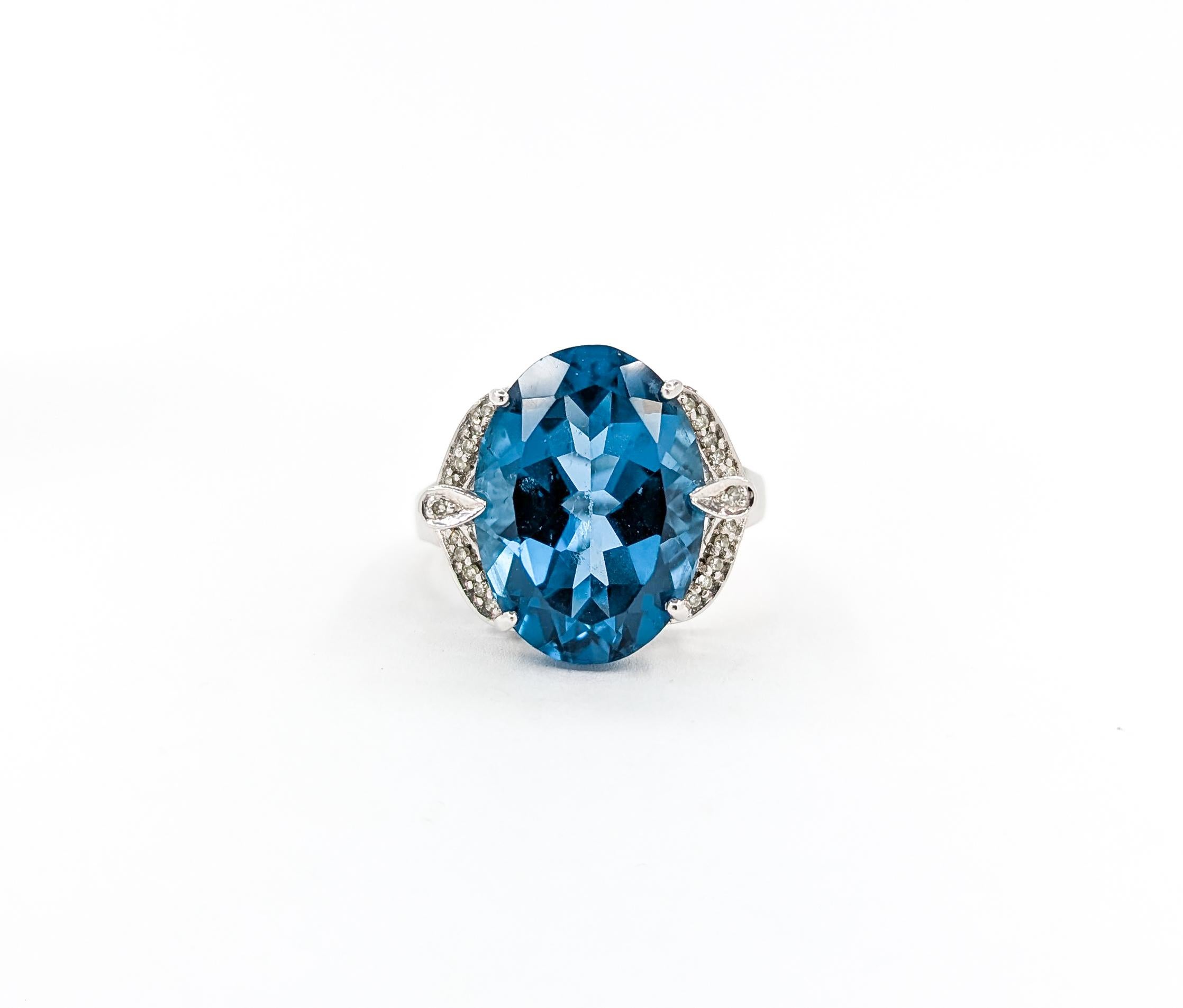 Atemberaubender Londoner Cocktailring aus Weißgold mit blauem Topas und Diamanten () 9