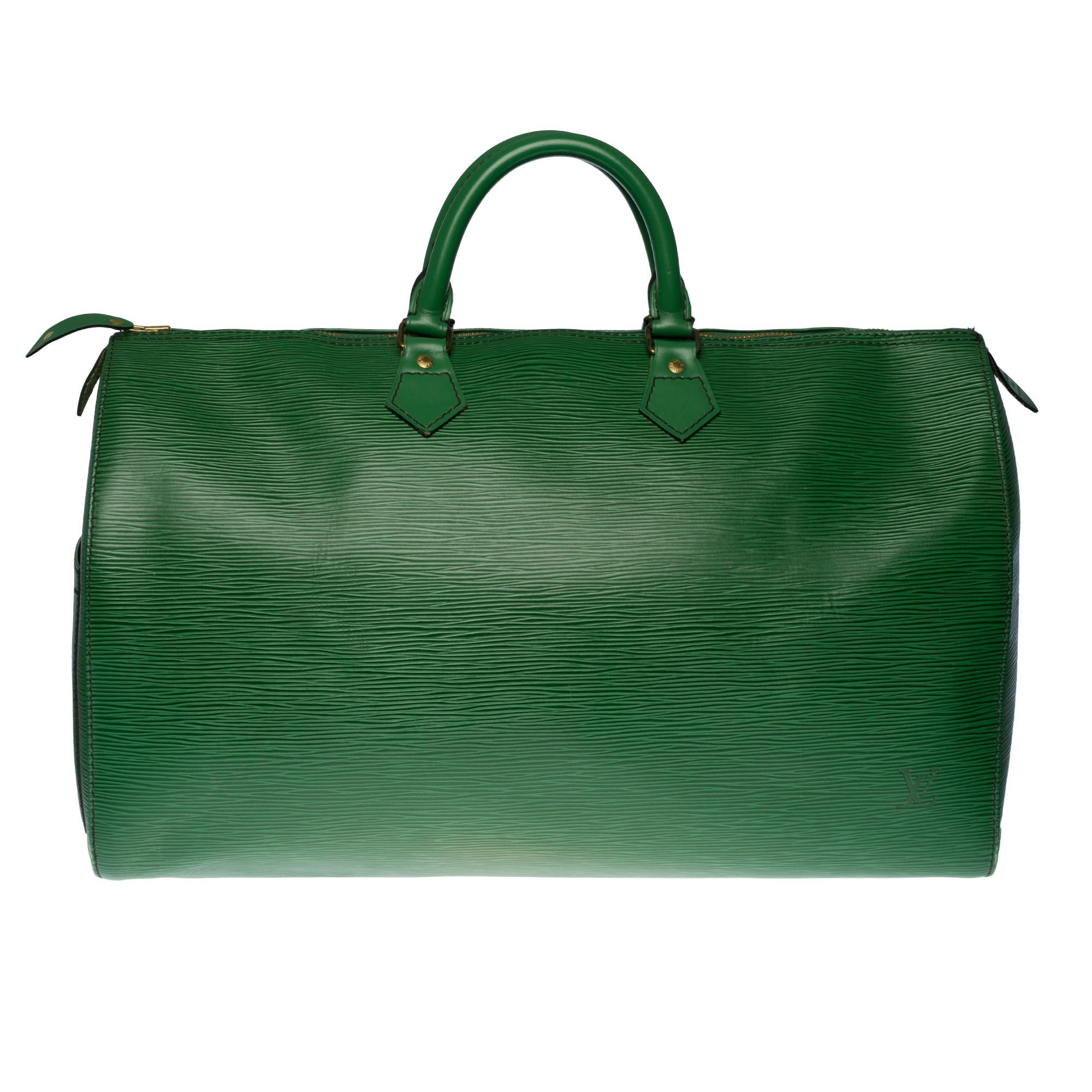 Beautiful Louis Vuitton Speedy 40 handbag in green epi leather.
Gold-tone metal hardware, double leather handle for a hand carry.
Double zip closure.
Interior in green suede.
Signature: 